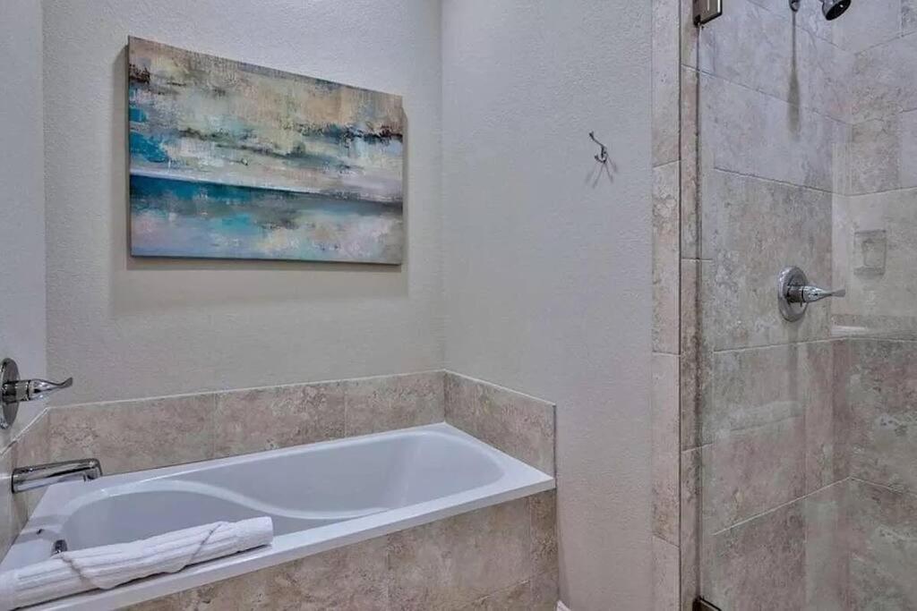 Cute luxurious condo - 2 minute walk to the beach! view 4