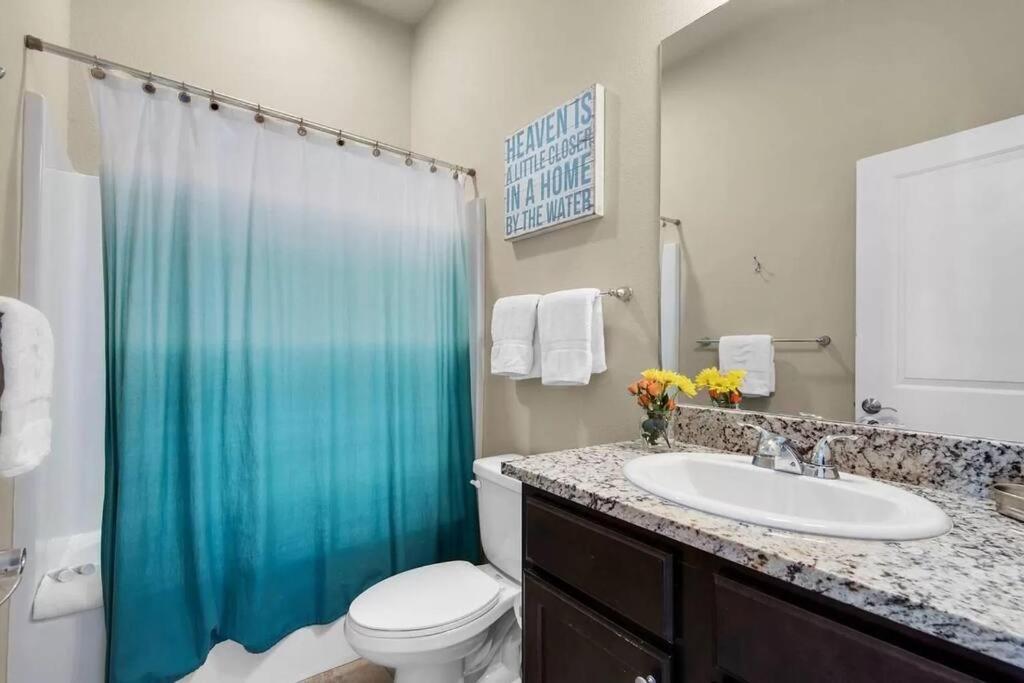 Cute luxurious condo - 2 minute walk to the beach! view 5