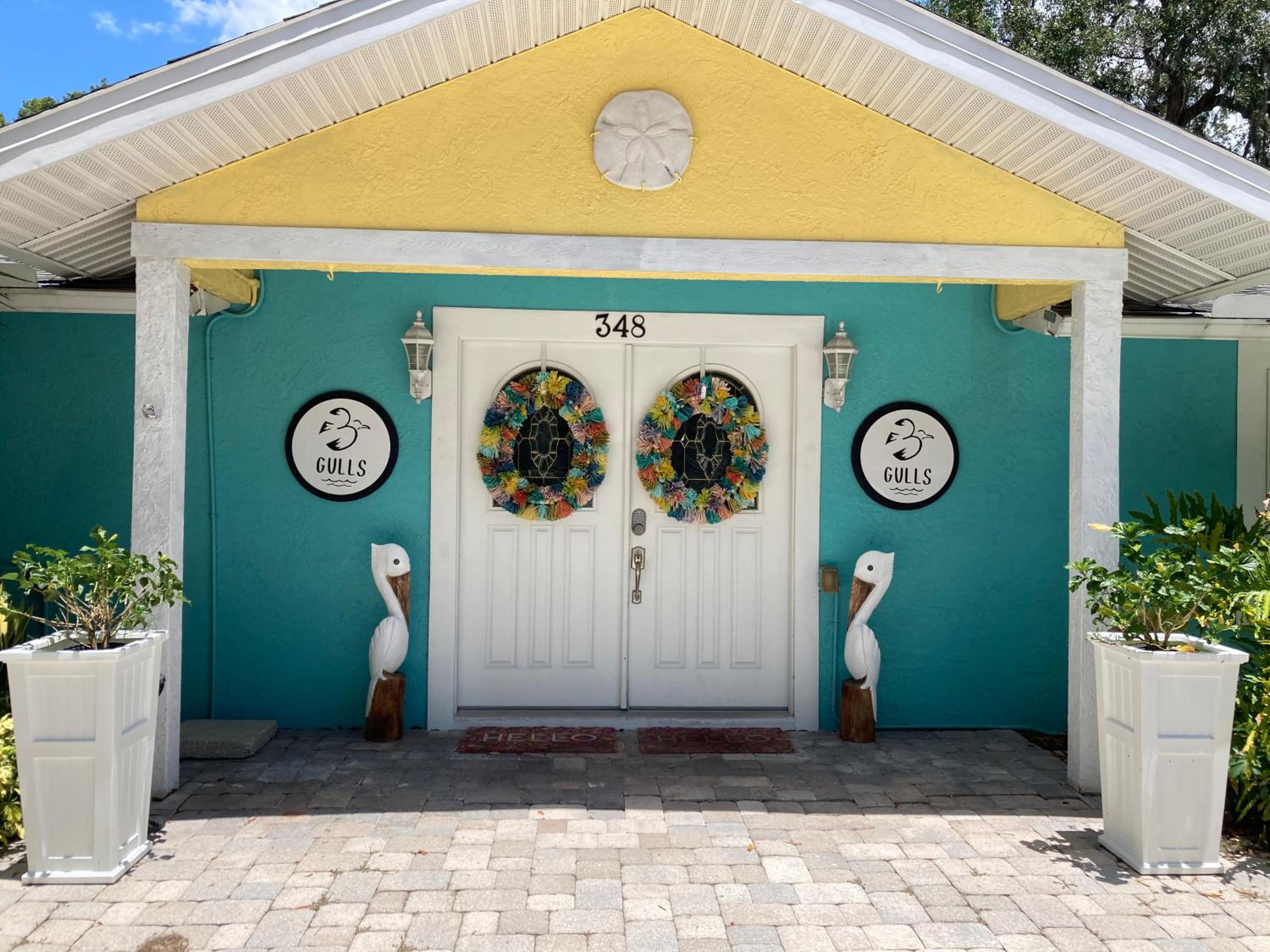 Hotel 3Gulls Inn Ozona-Boutique Hotel-Steps from Restaurants & Brewery-SwimSpa Pool-Pet Friendly