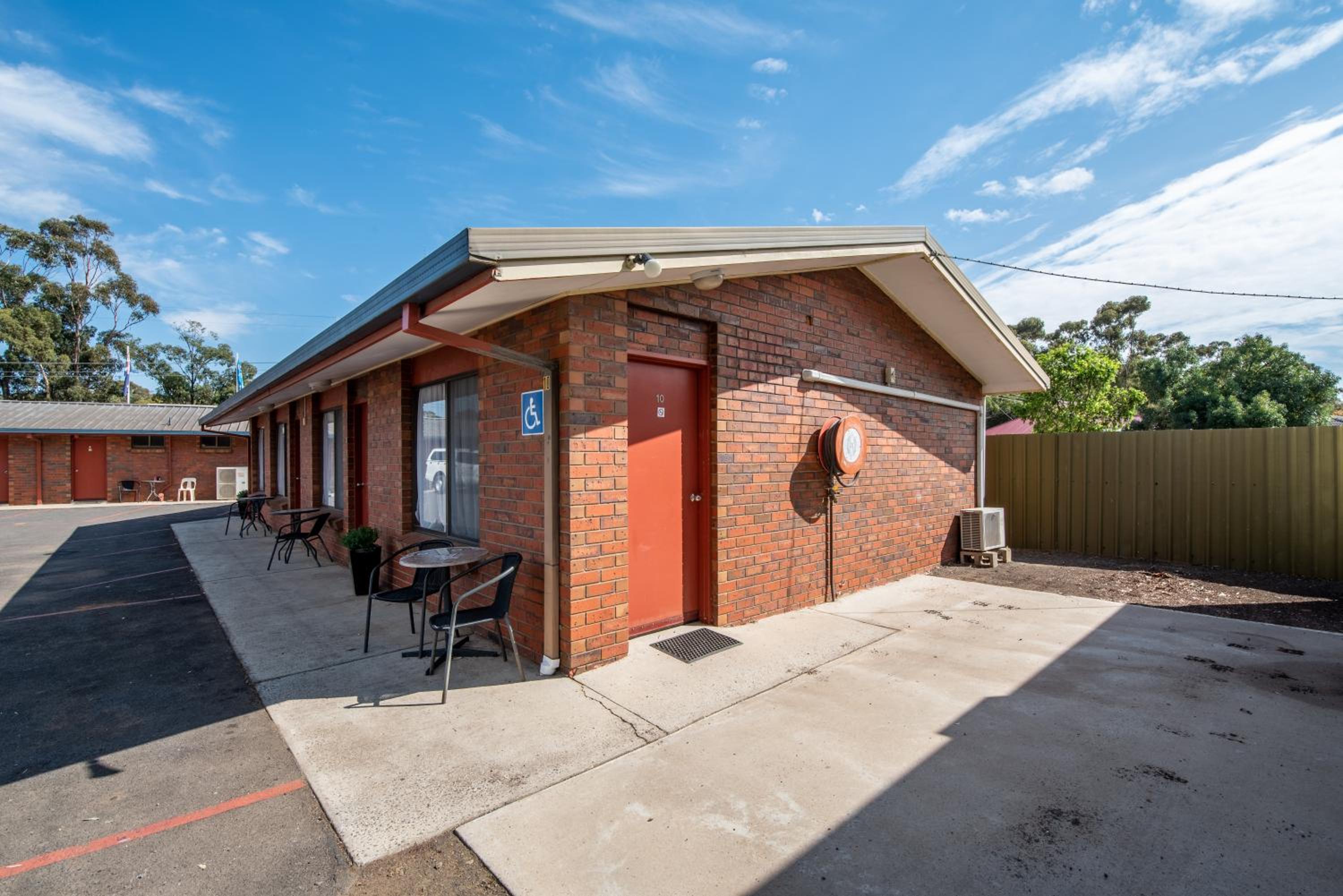 Golden Country Motel and Caravan Park