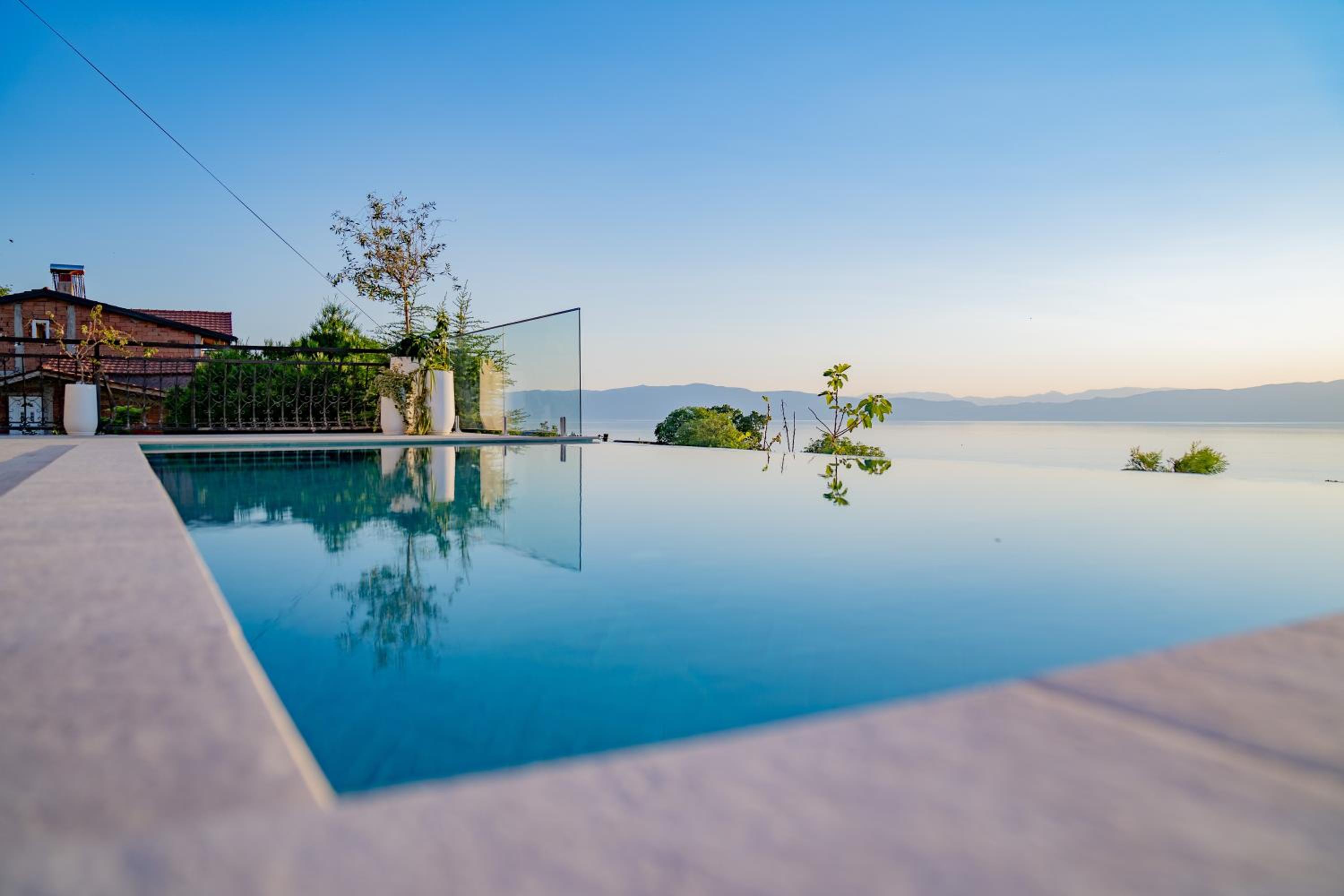 Casa Farmak - 4 Bedroom Lux Apartment with Infinity Pool & Lake View view 4