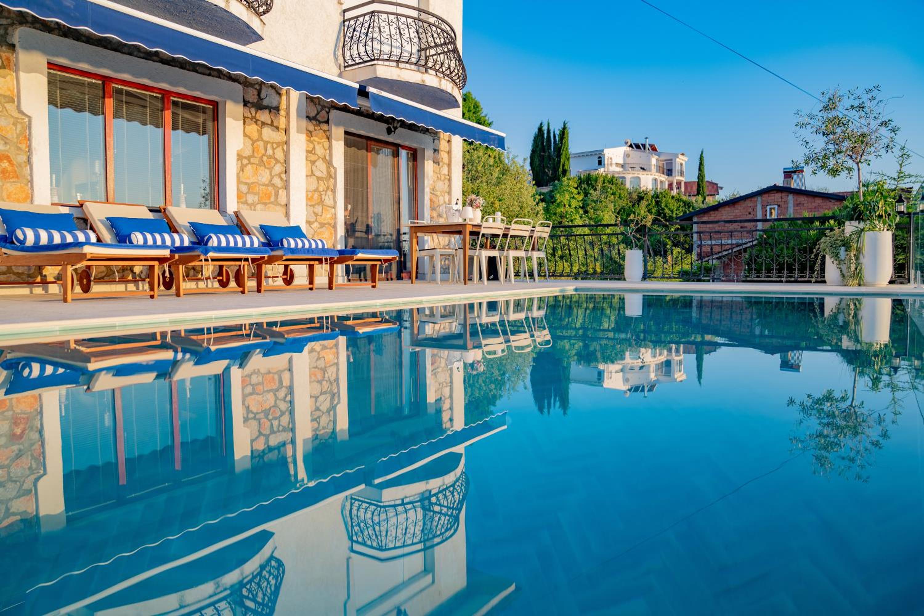 Casa Farmak - 4 Bedroom Lux Apartment with Infinity Pool & Lake View view 3