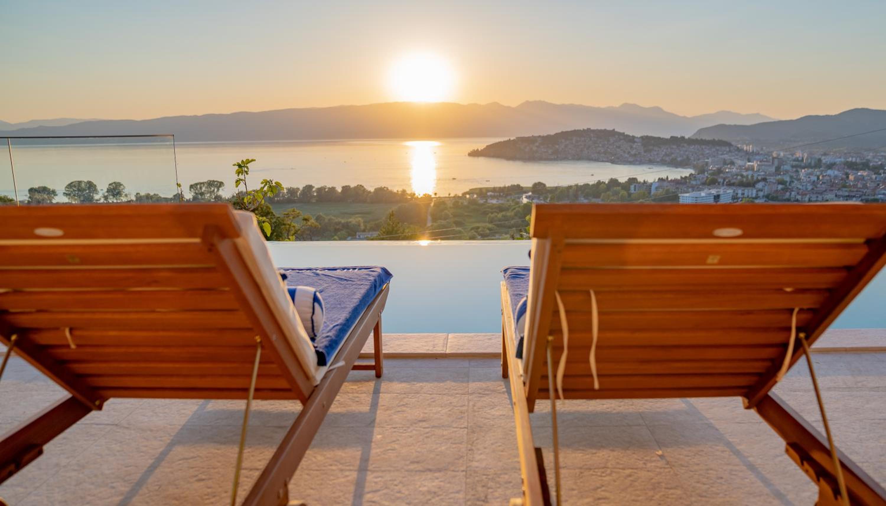 Casa Farmak - 4 Bedroom Lux Apartment with Infinity Pool & Lake View view 2