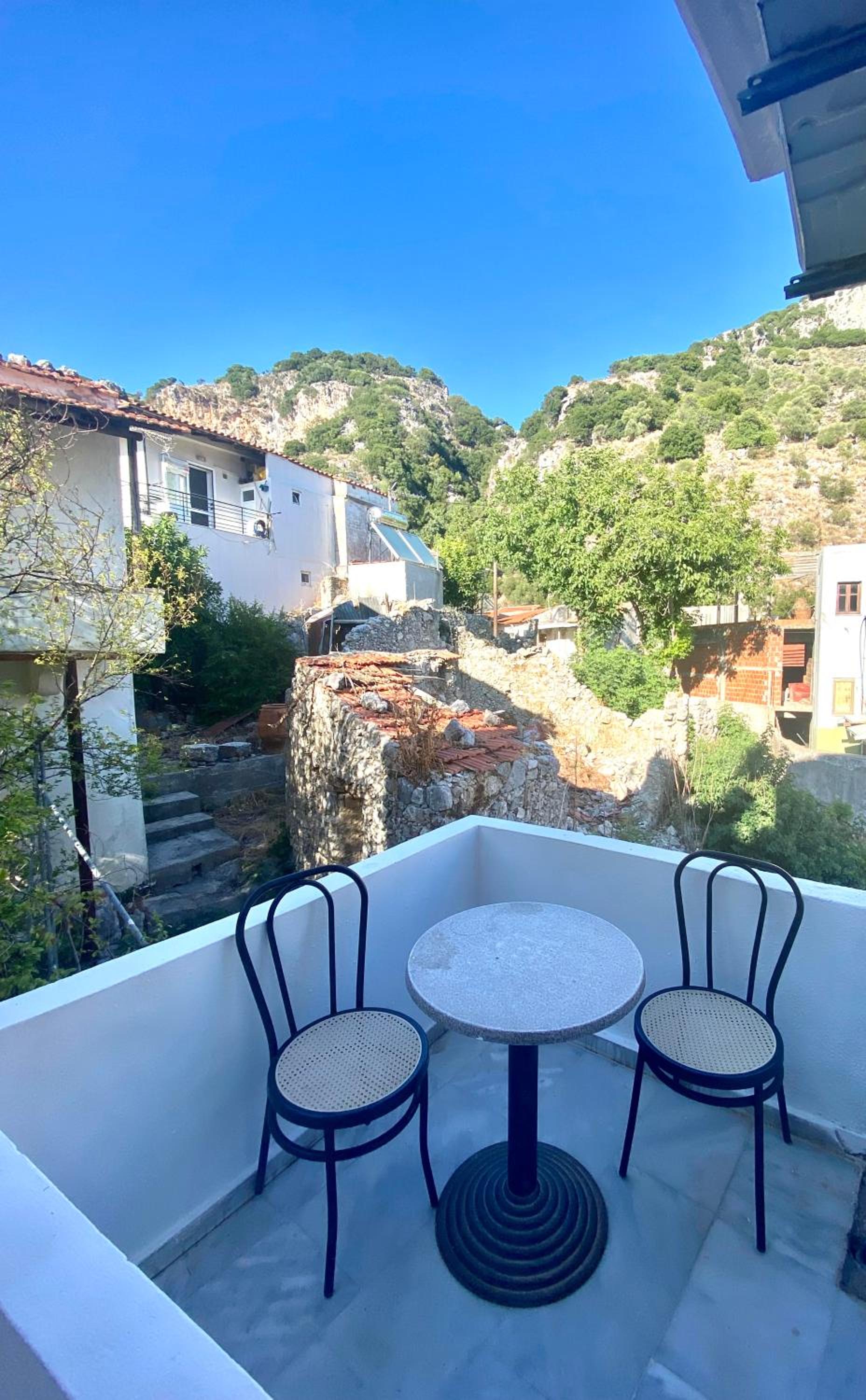 Costas Inn