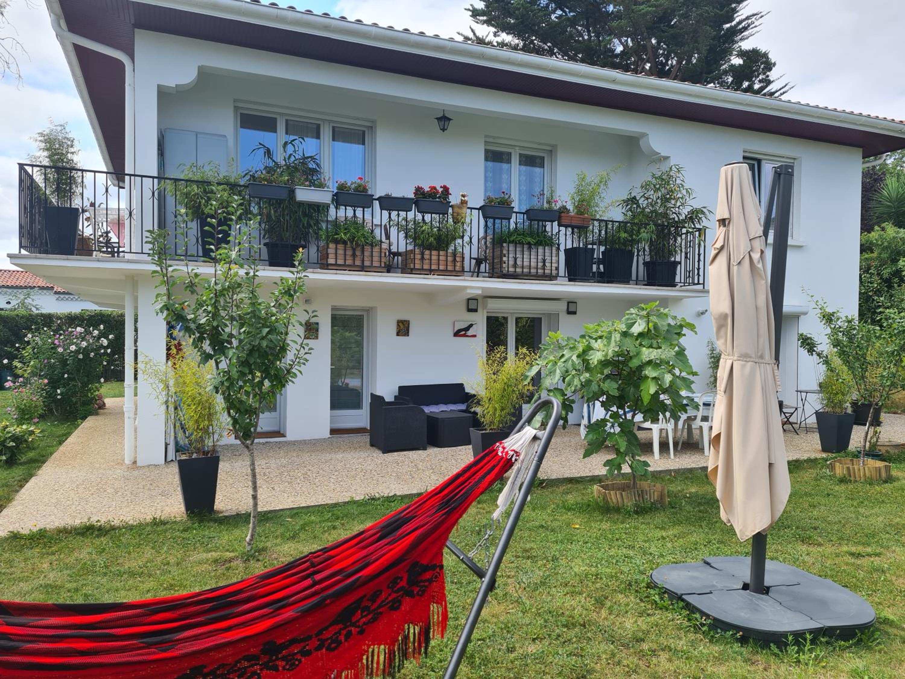 Appartement avec cuisine et grande piscine chauffée view 3