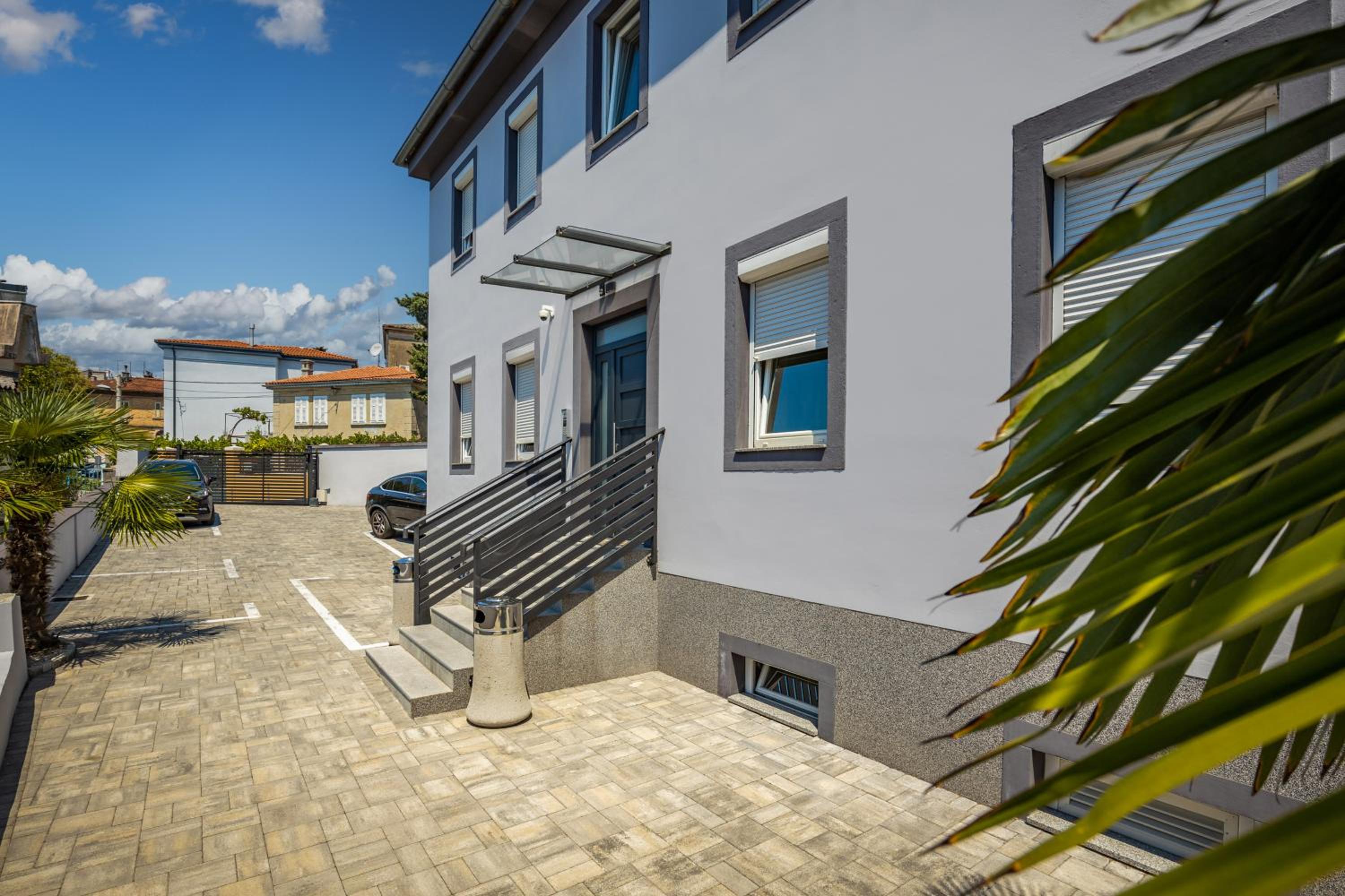 Hotel Agostini - Contactless Studios - Free gated parking near city center - Image 1