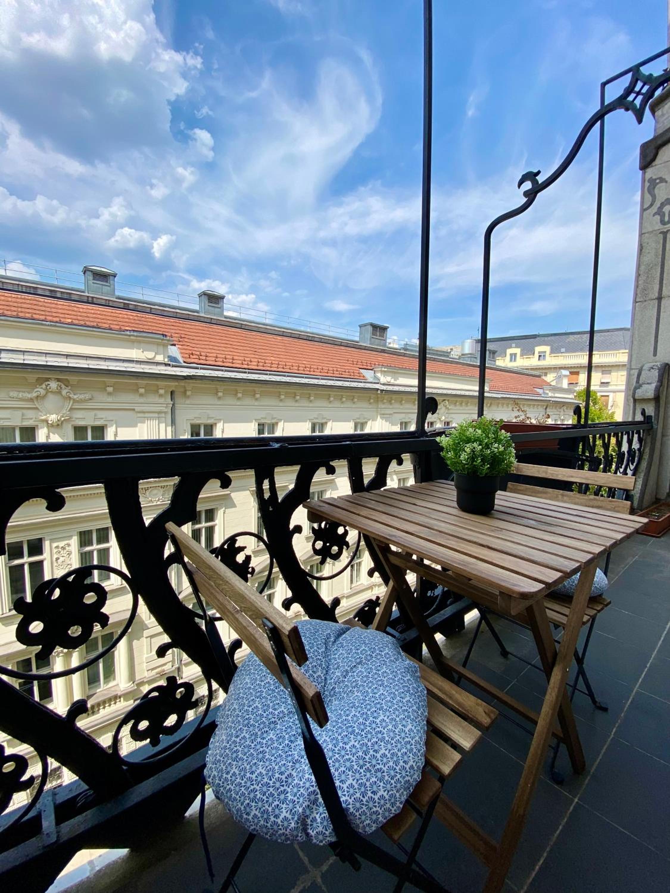 Deluxe Downtown Apartment with a Fabulous View view 2
