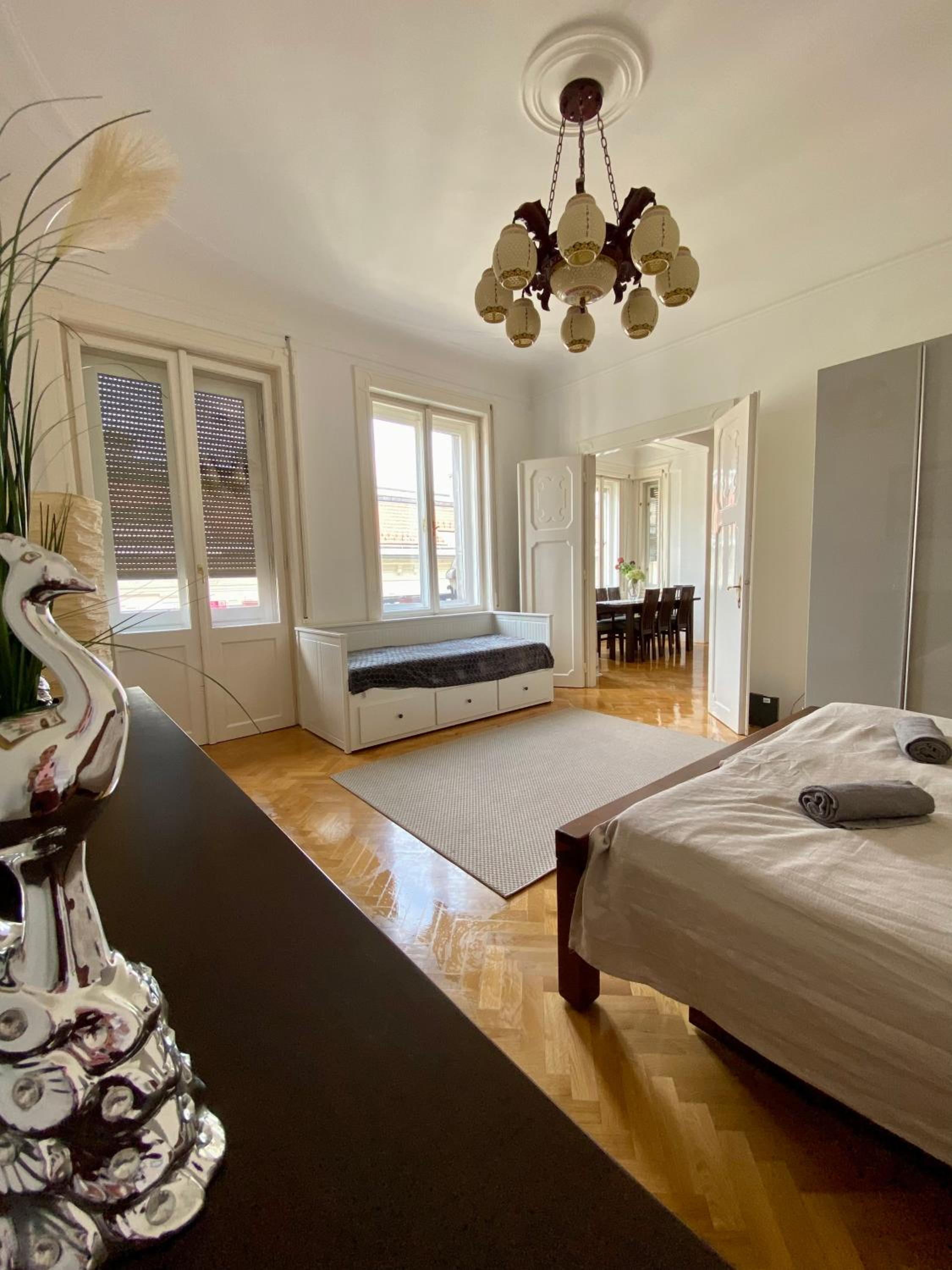 Deluxe Downtown Apartment with a Fabulous View view 3