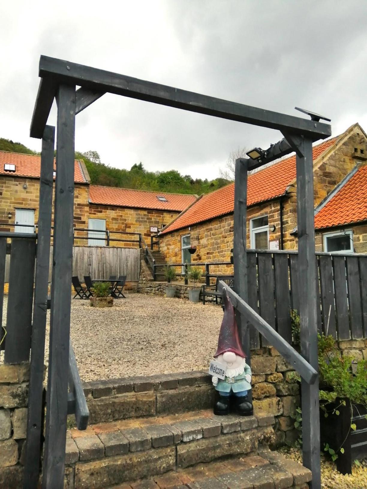 Luddie's Country Cottages - Rose Cottage view 3