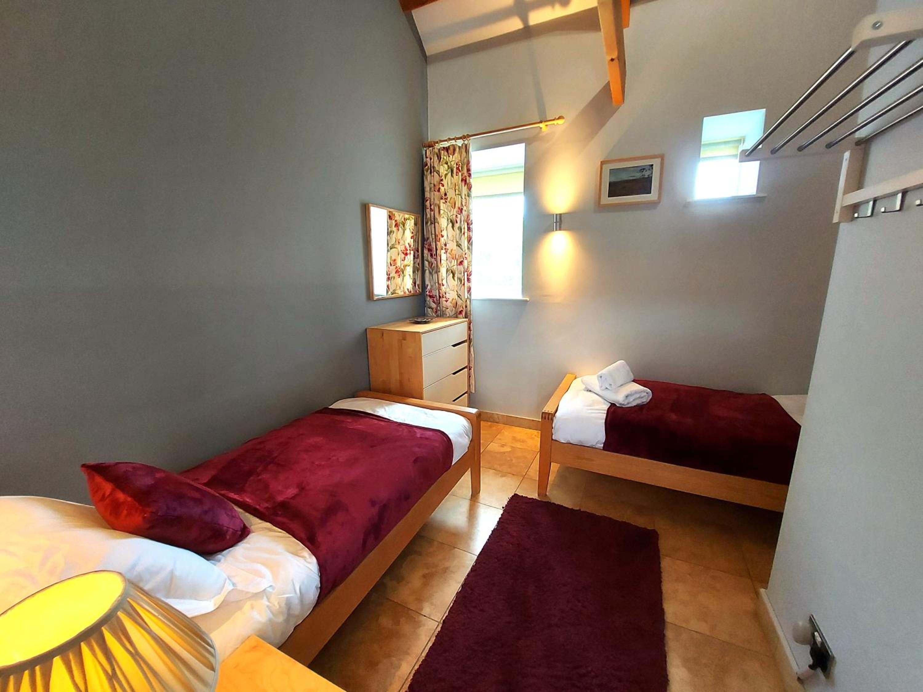 Luddie's Country Cottages - Rose Cottage view 4