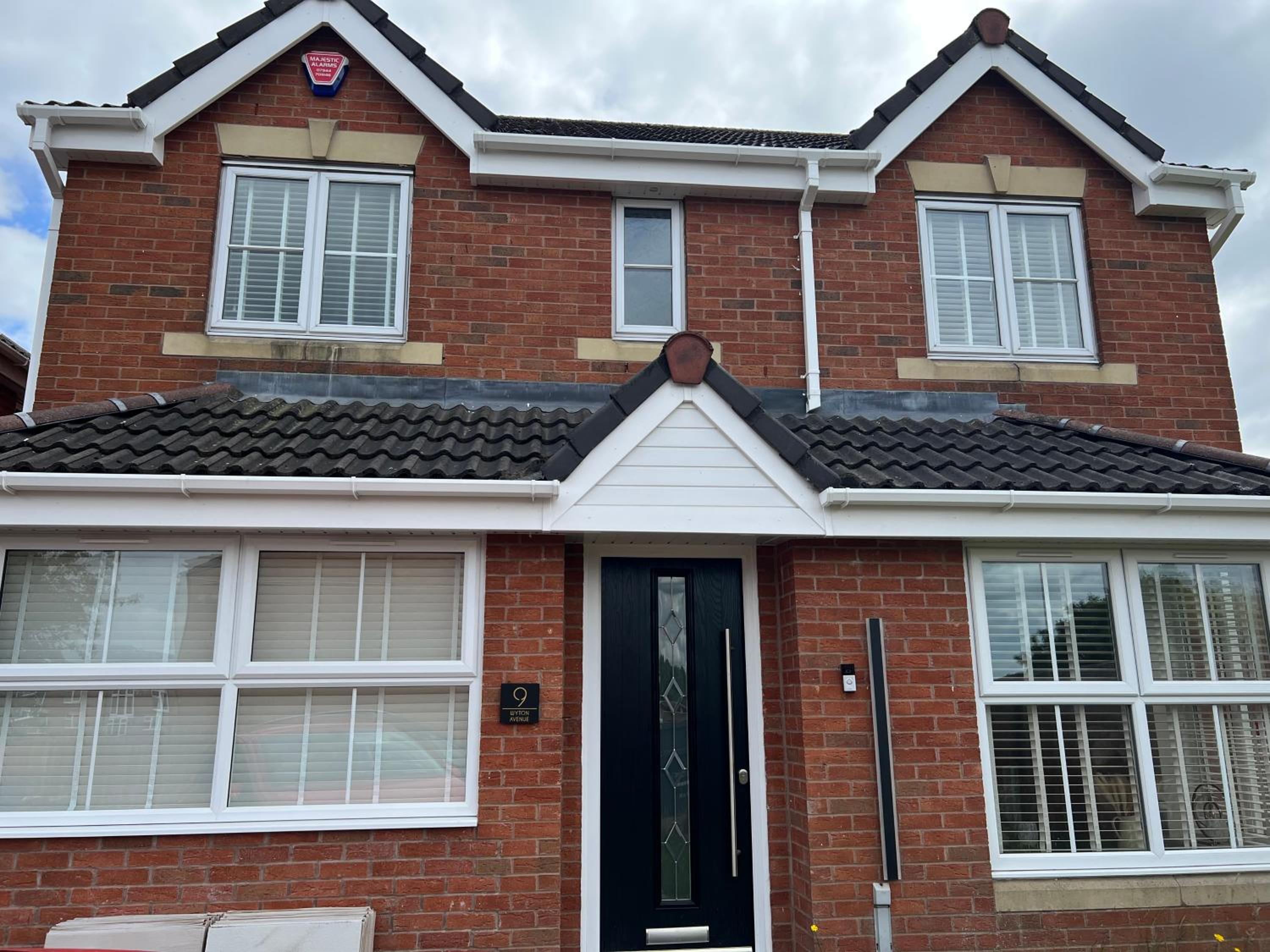 Hotel Luxury 4 Bedroom Retreat; With Hot Tub & Parking