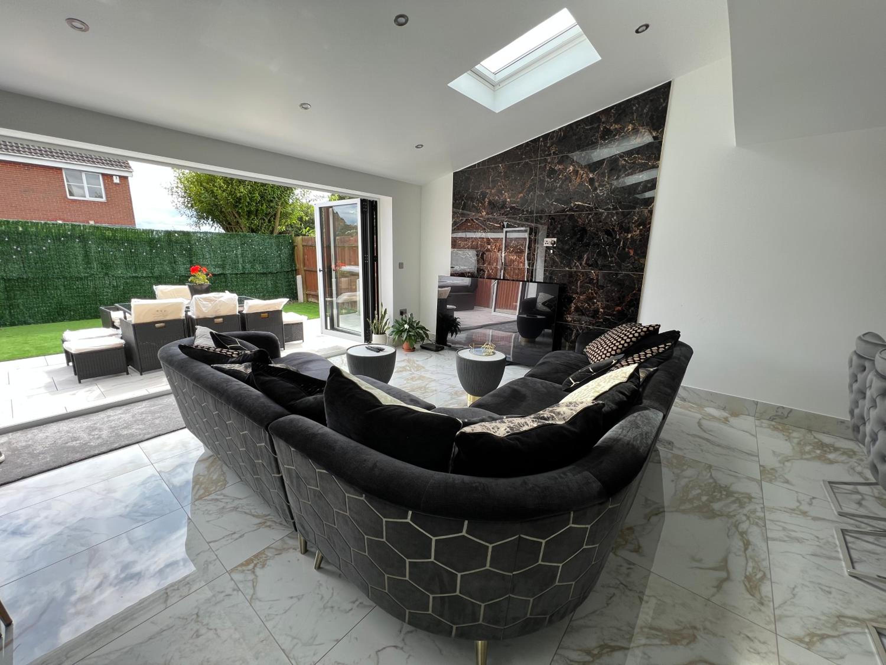 Luxury 4 bedroom Retreat; with hot tub & parking view 5
