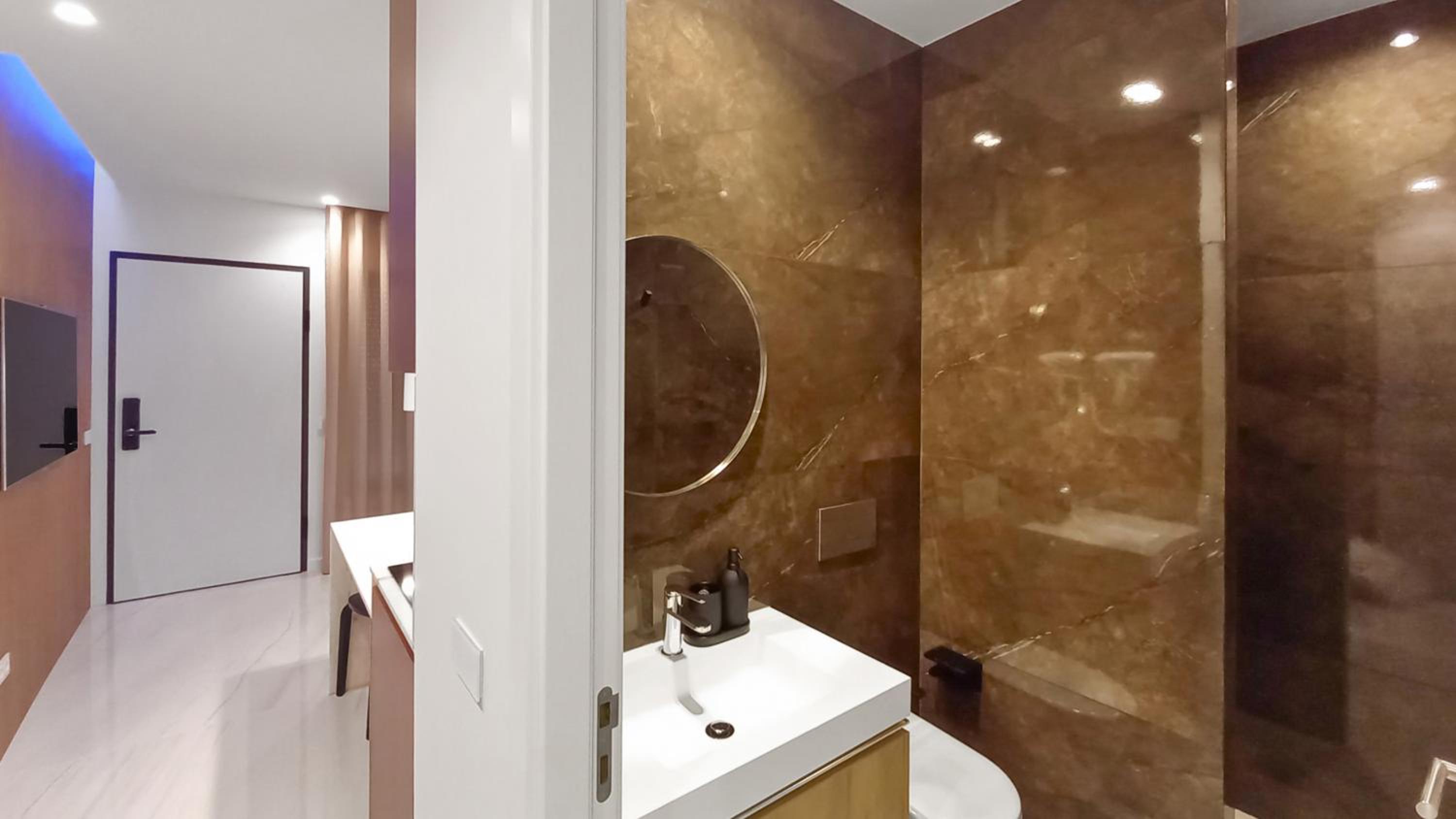 Seven Seas Apartments view 3