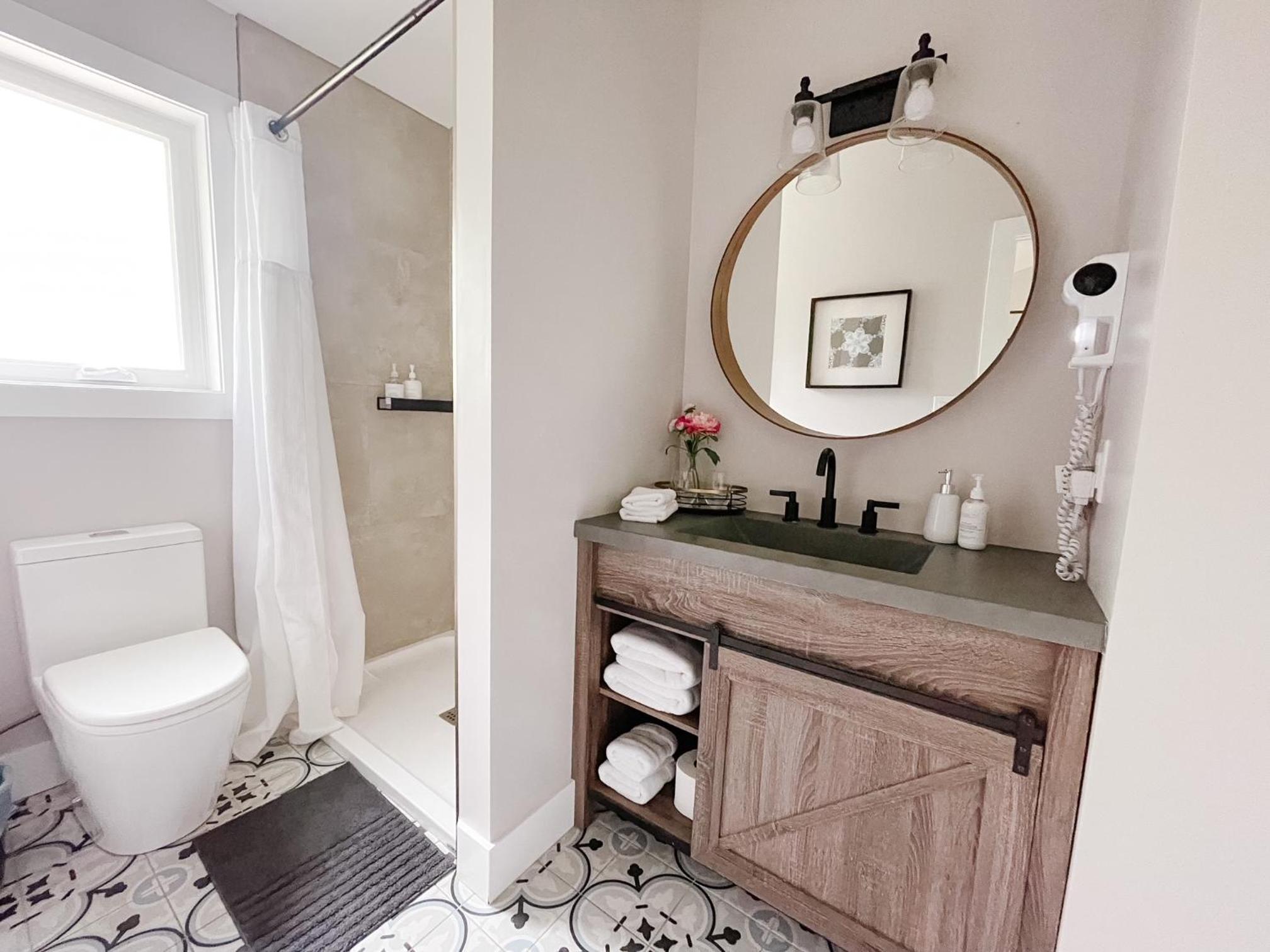 Inn On King Bed  Breakfast - Property Image 13