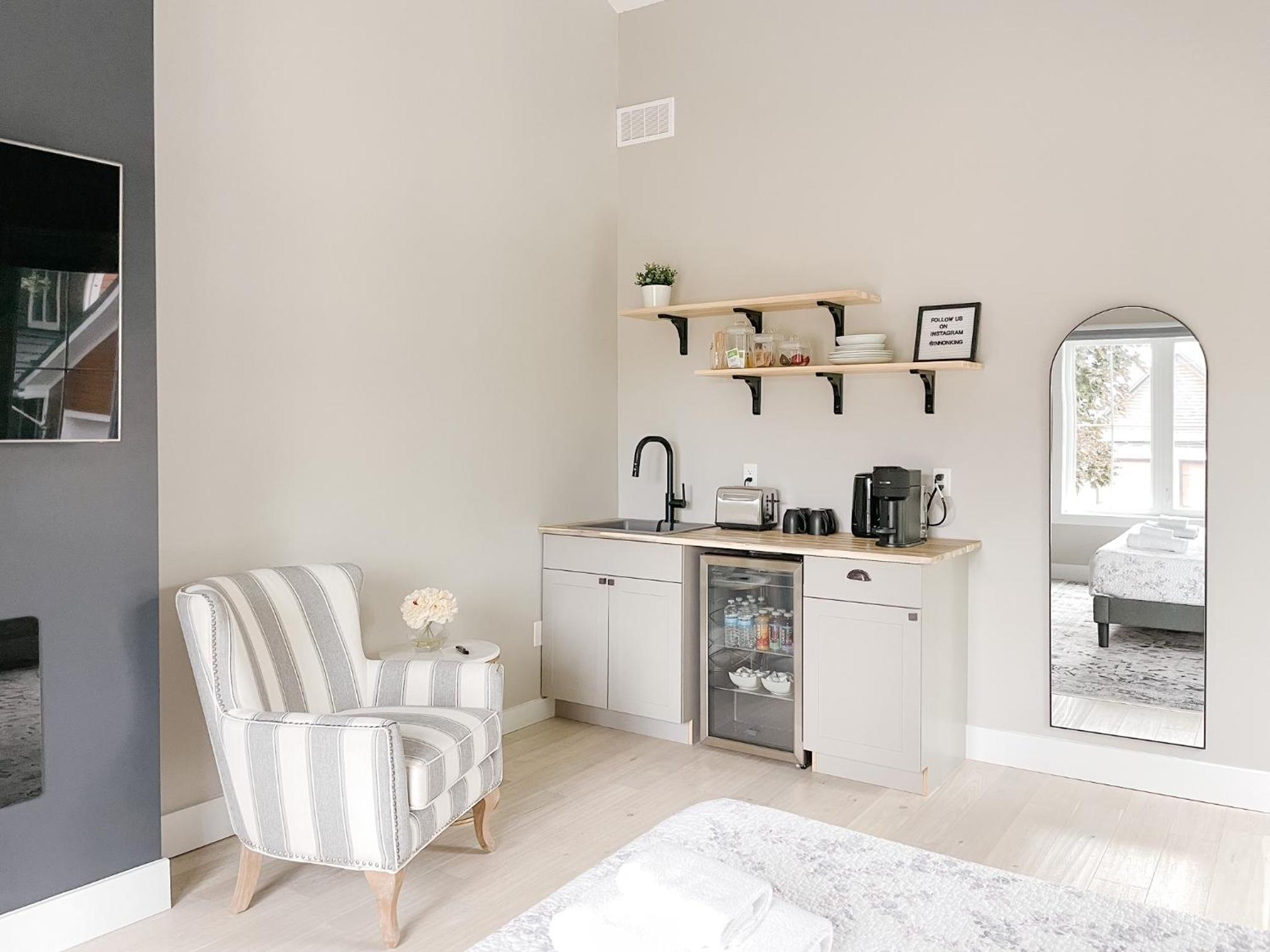 Inn On King Bed  Breakfast - Property Image 9