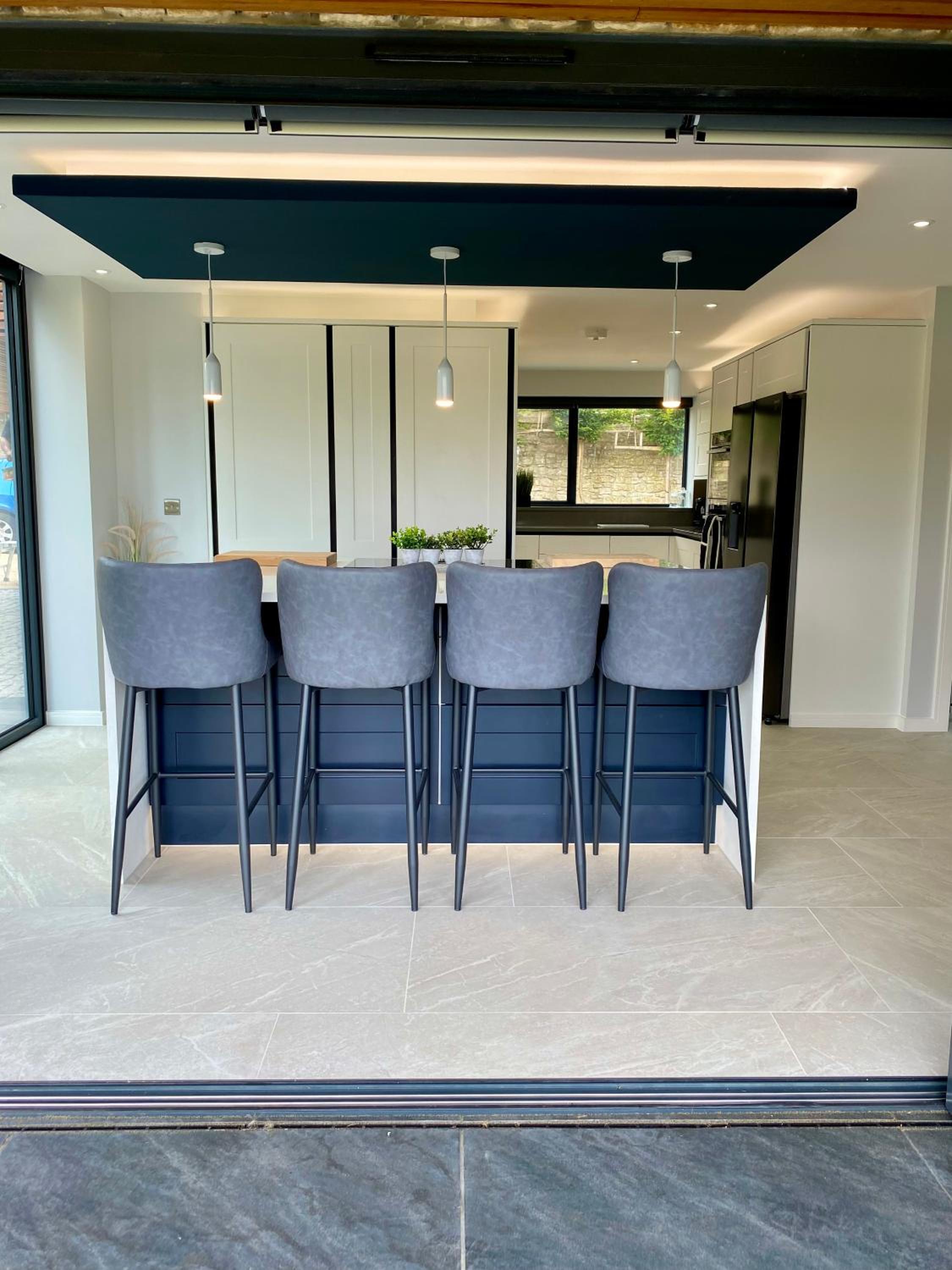 Stunning modern home set in beautiful grounds. view 3