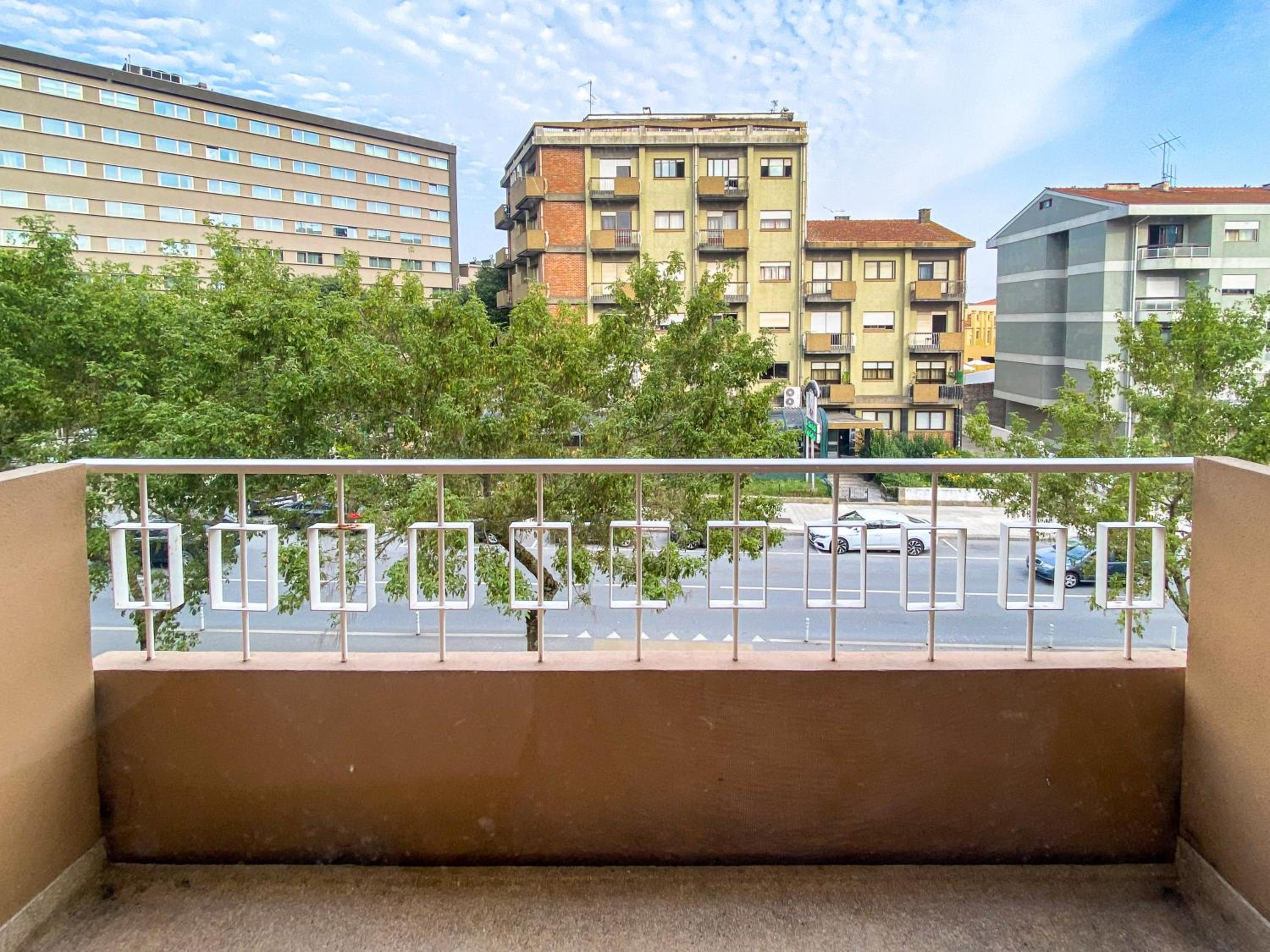 Convenient 3-Bedroom Apartments next to Bom Sucesso view 5
