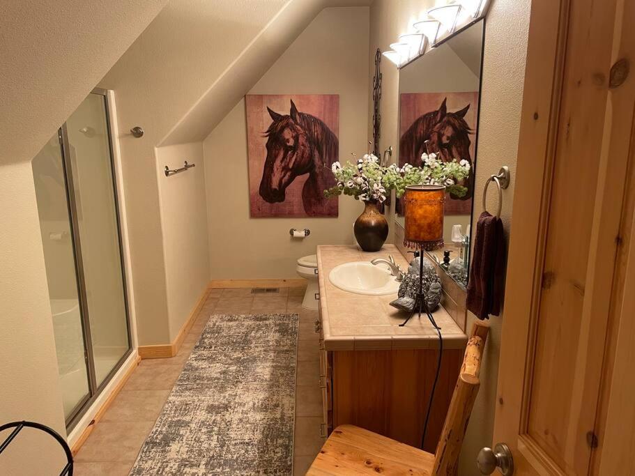 Luxurious & Spacious 4 bedroom w/ Private Hot Tub