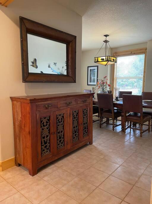 Luxurious & Spacious 4 bedroom w/ Private Hot Tub