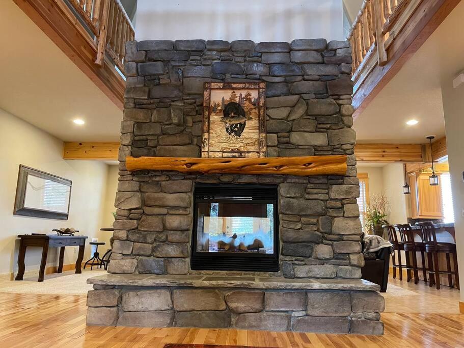 Luxurious & Spacious 4 bedroom w/ Private Hot Tub