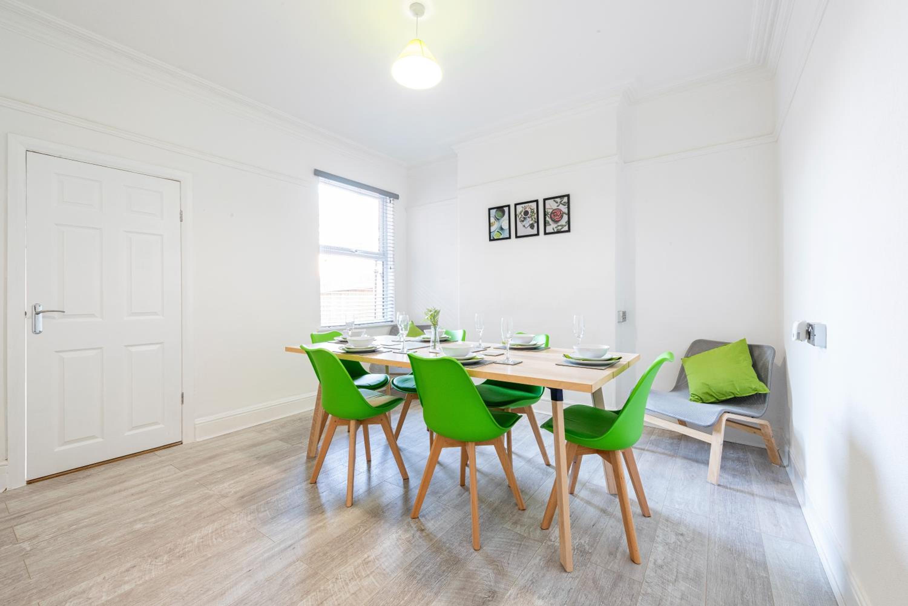 Jasmine Villa B - Ideal for QMC & Uni - Free parking view 5