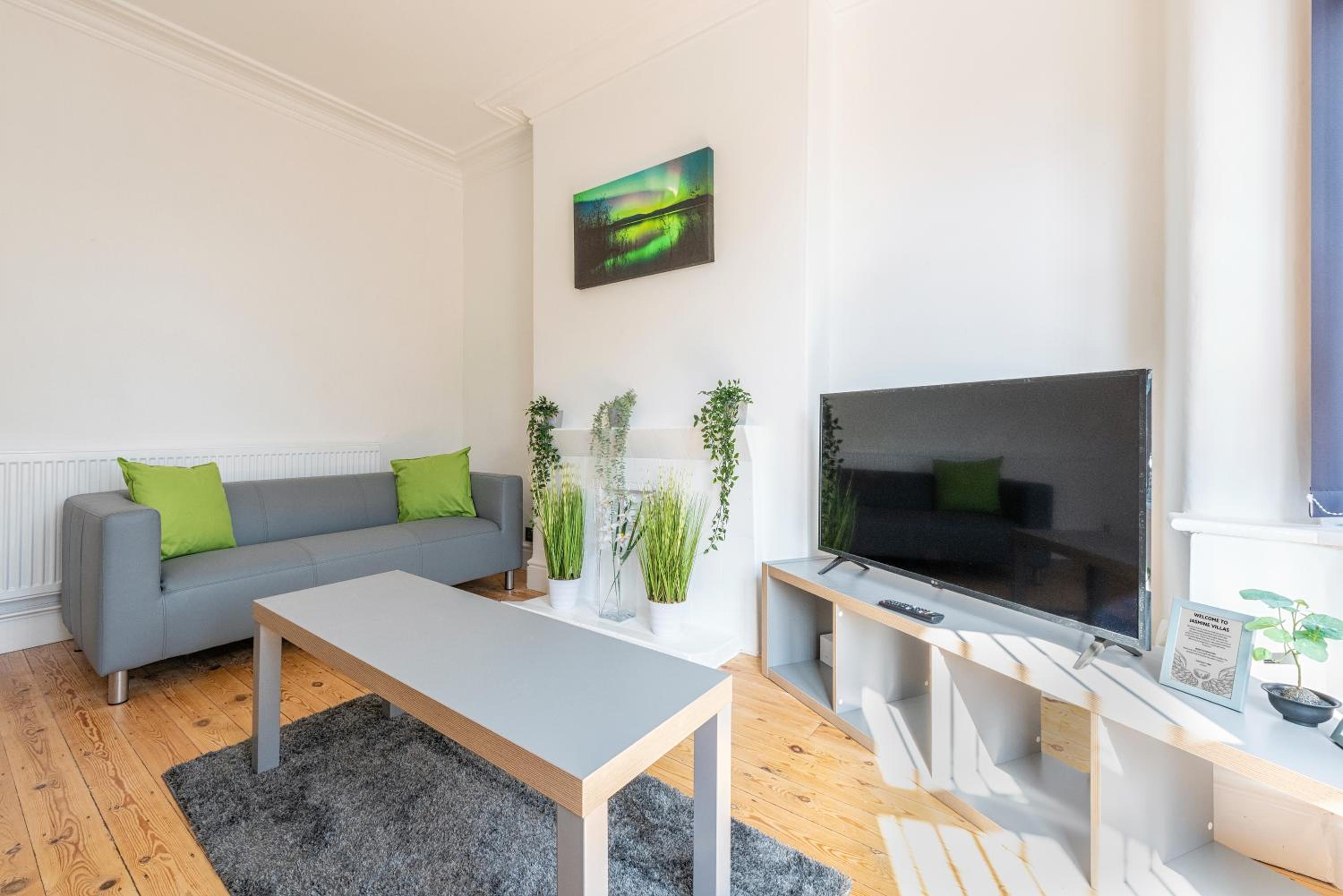 Jasmine Villa B - Ideal for QMC & Uni - Free parking view 2