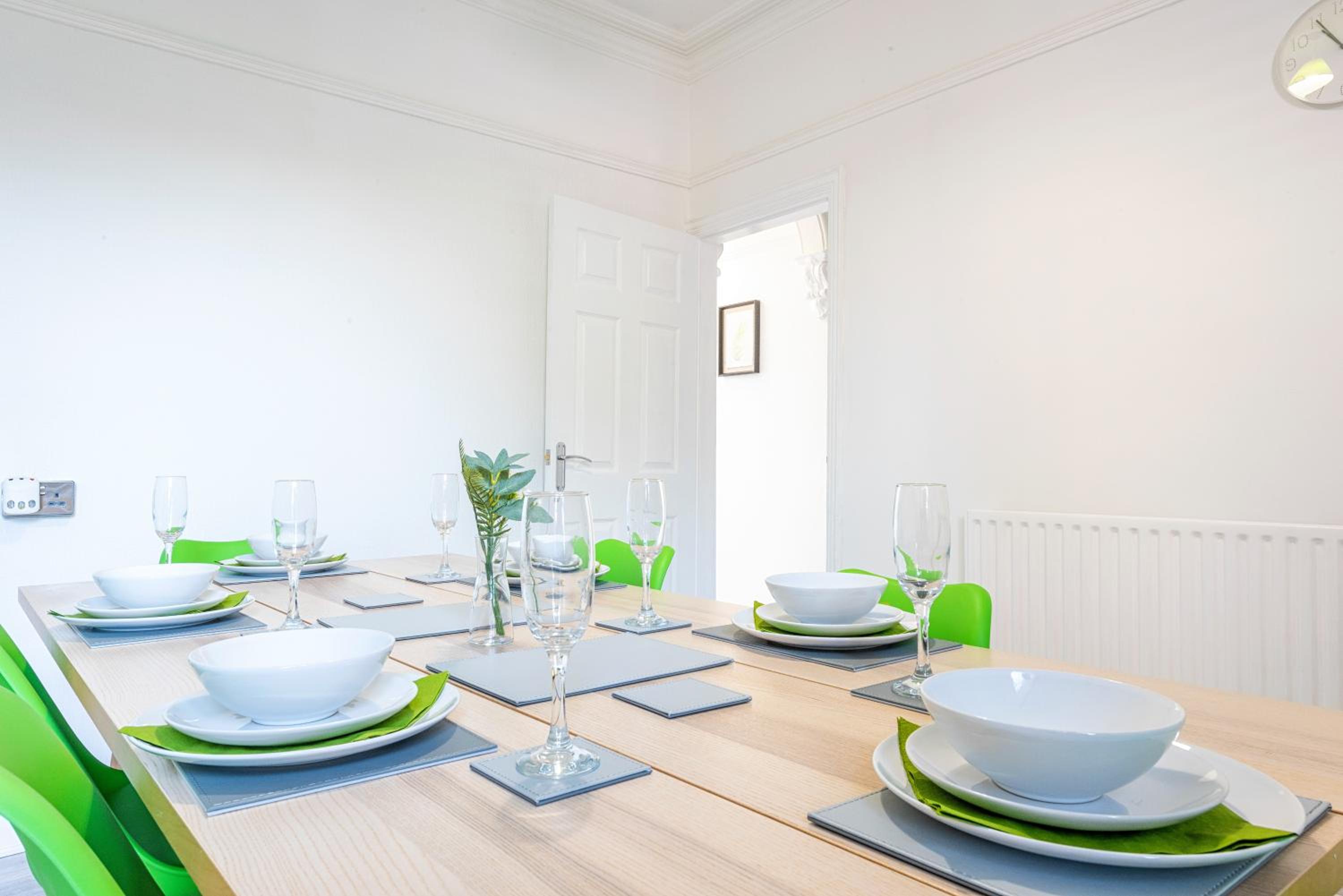 Jasmine Villa B - Ideal for QMC & Uni - Free parking view 3