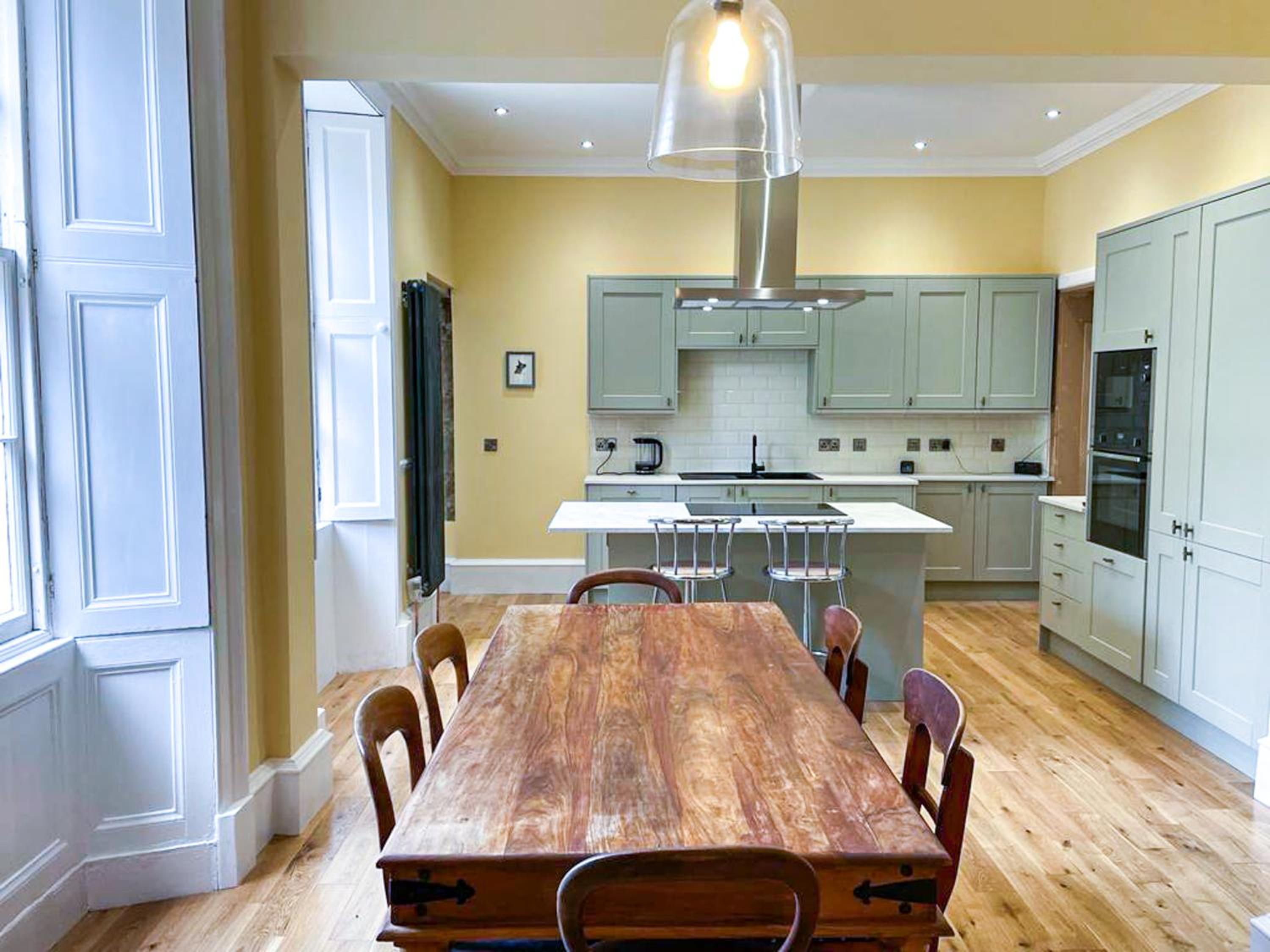 Remarkable 5BR Townhouse with Garden, Sleeps 12 view 4