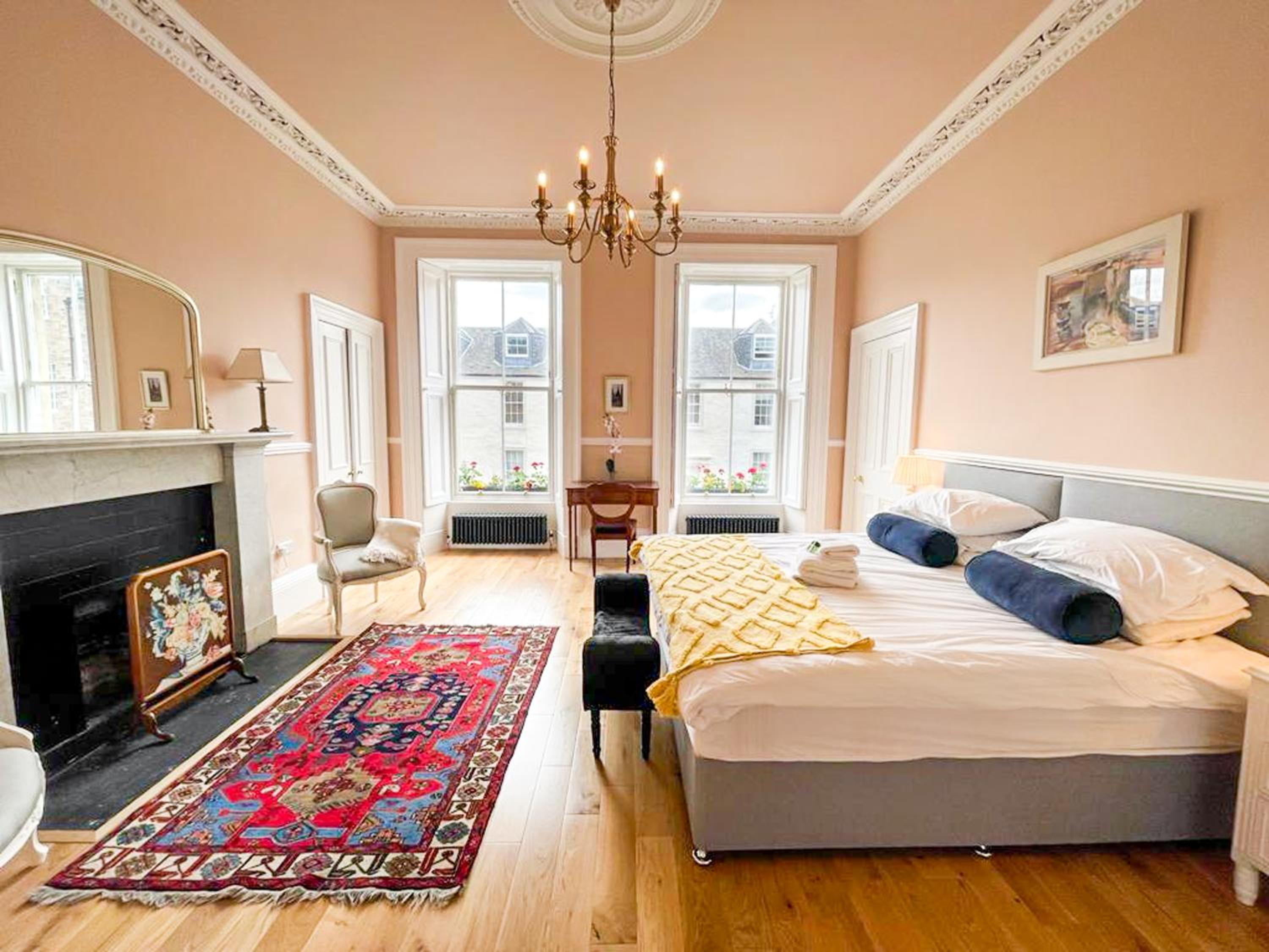 Remarkable 5BR Townhouse with Garden, Sleeps 12 view 2