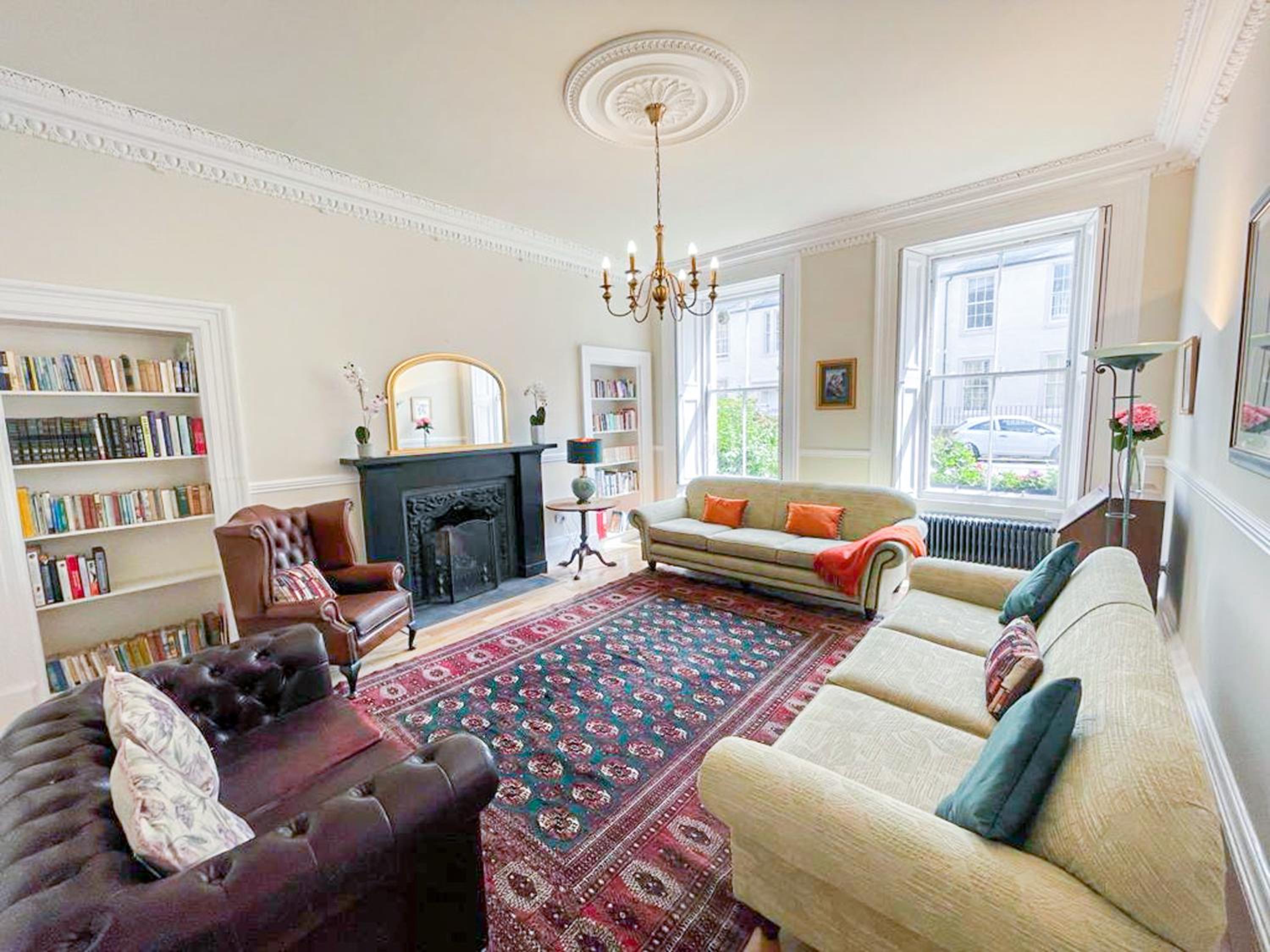 Remarkable 5BR Townhouse with Garden, Sleeps 12 view 3
