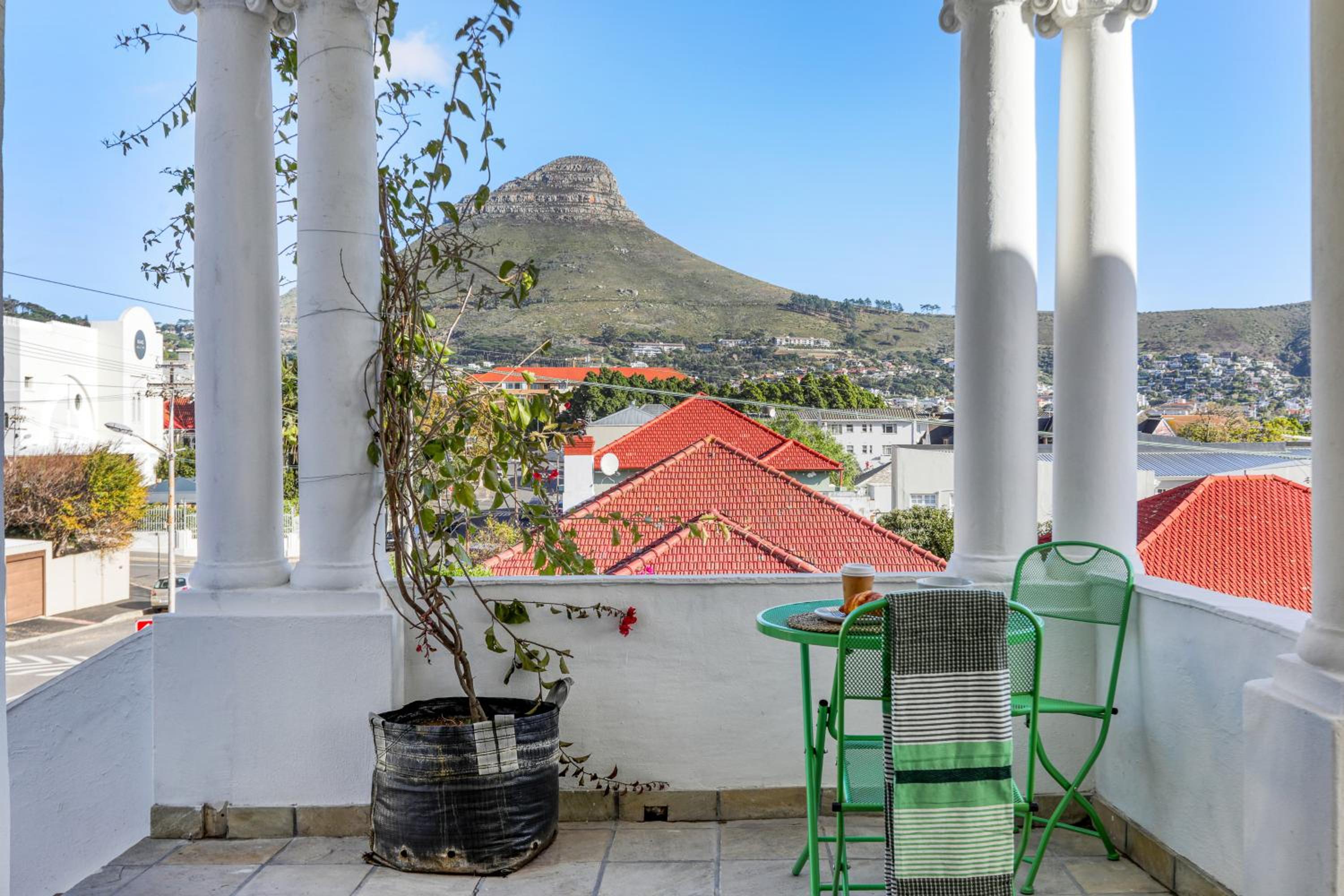 Secure & Central: Villa with Views of Table Mountain view 4