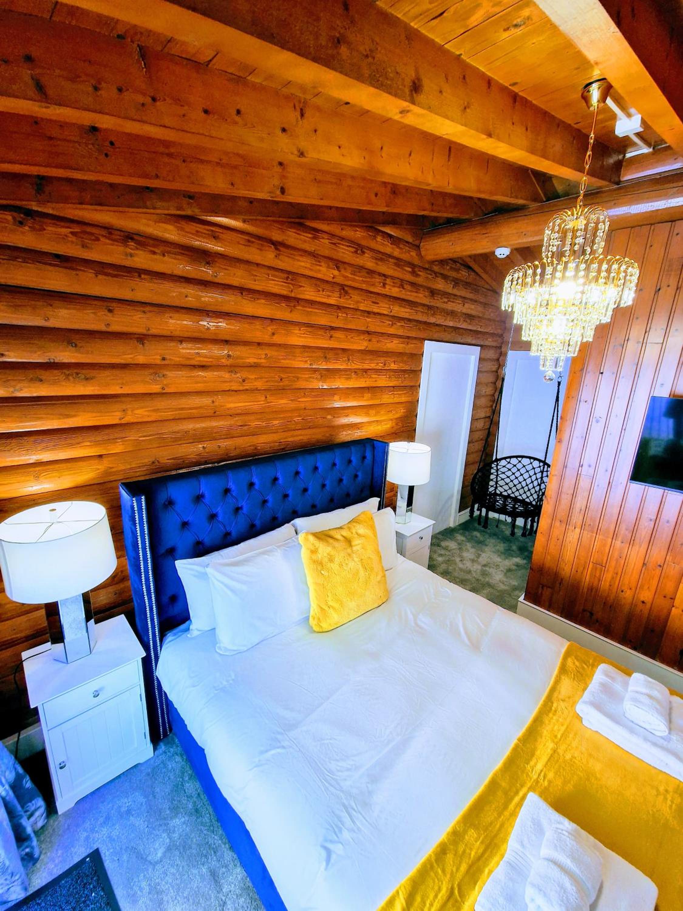Kaoglen Apollo-Hot tub-Cairngorms-Pet friendly view 2