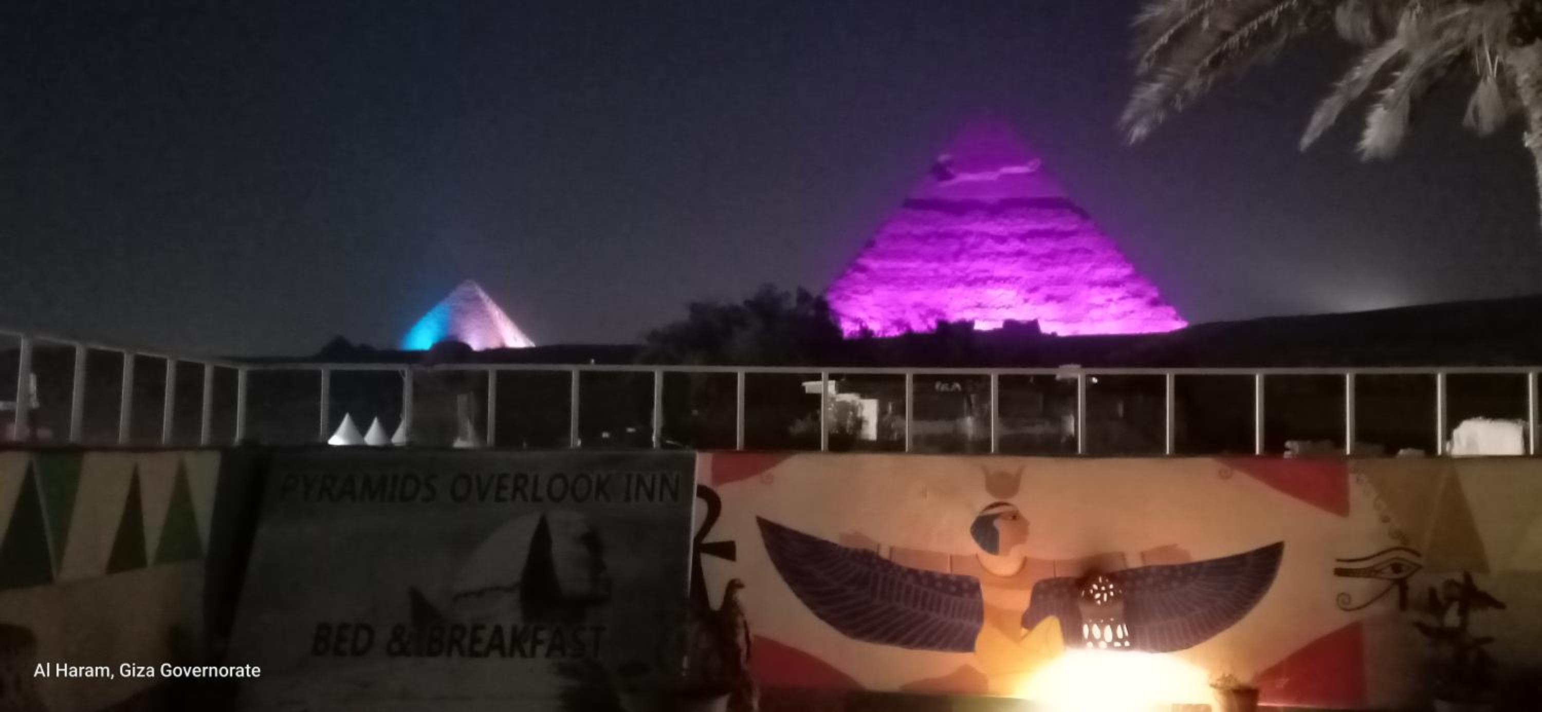 Pyramids Overlook Inn