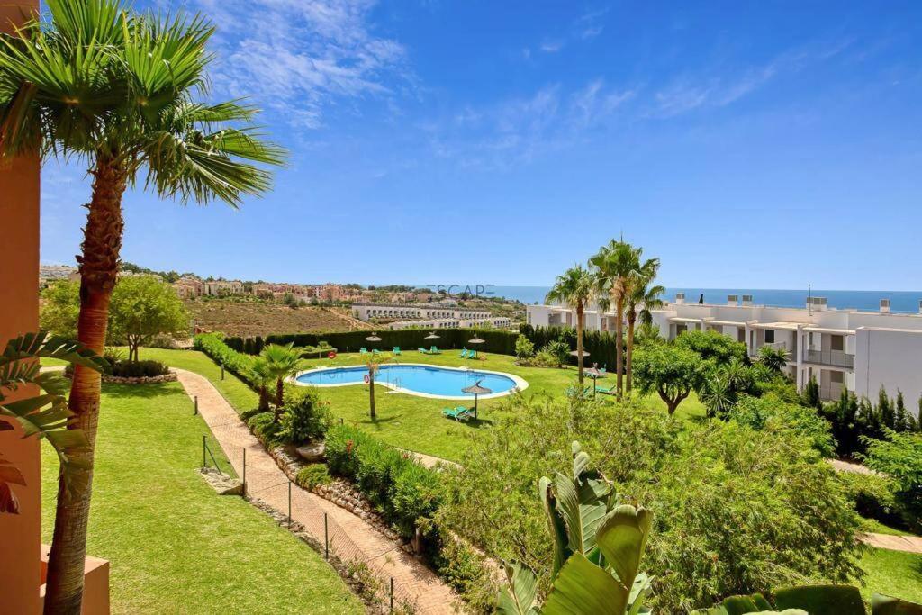Estrella de Mar zeezicht en uitkijk op Gibraltar 40m2 terras incl zwembad Las Garzas Manilva view 2