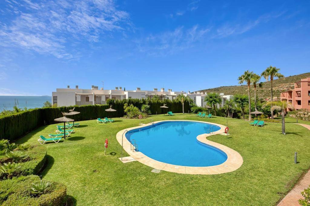 Estrella de Mar zeezicht en uitkijk op Gibraltar 40m2 terras incl zwembad Las Garzas Manilva view 3