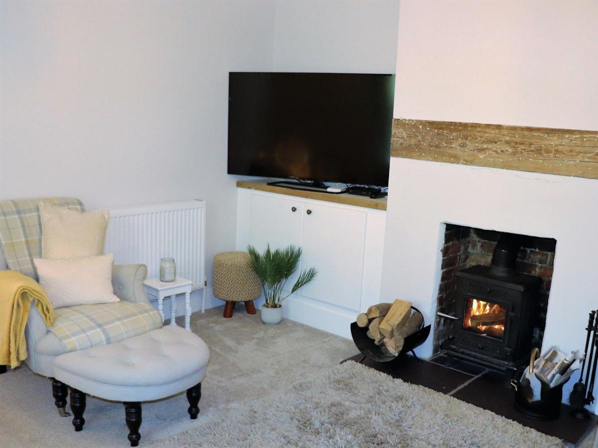 Manor Farm Cottage - Pet friendly view 2