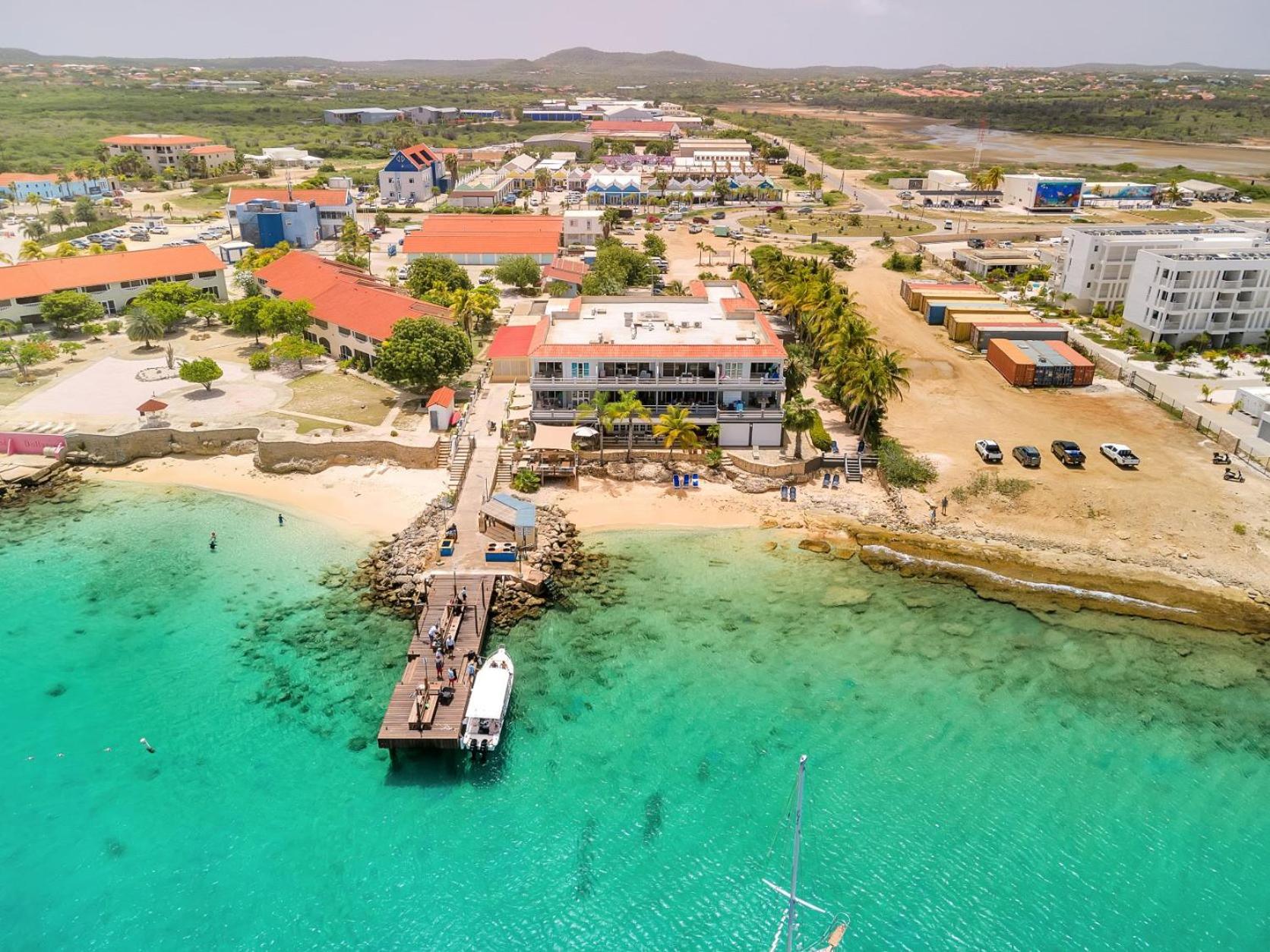 Oceanfront Barracuda at Den Laman