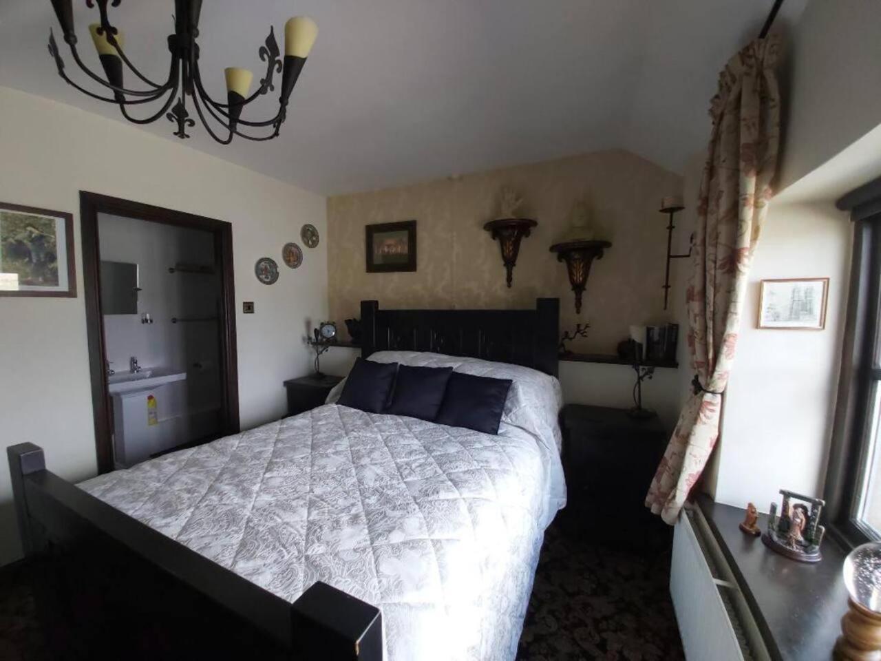 2 Bed Flat - Sleeps 3 - Parking - Wifi view 3