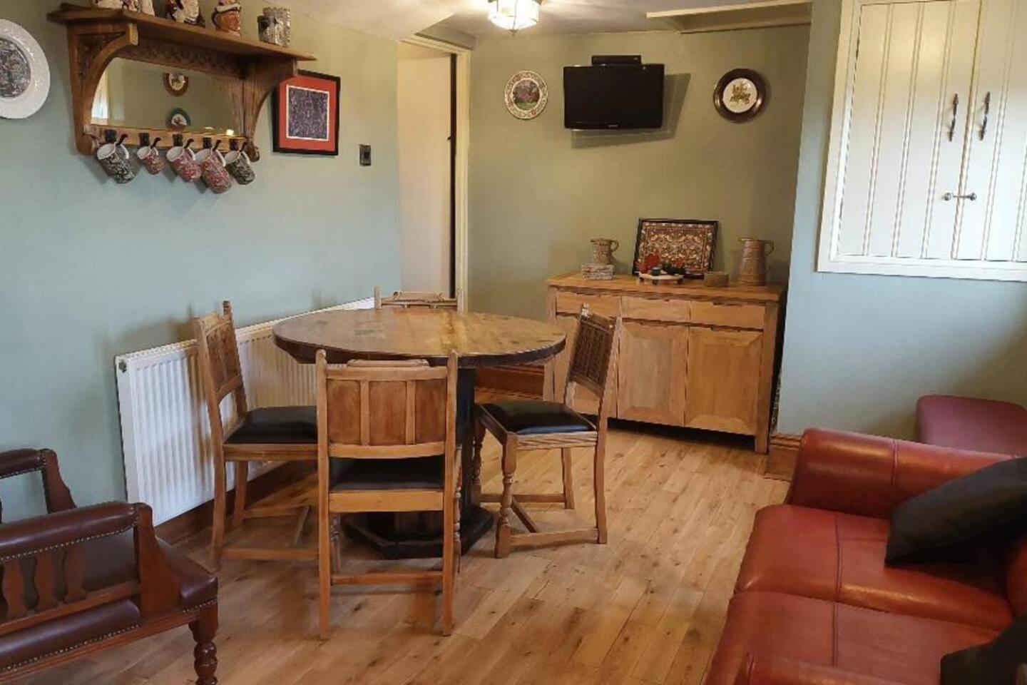 2 Bed Flat - Sleeps 3 - Parking - Wifi view 2