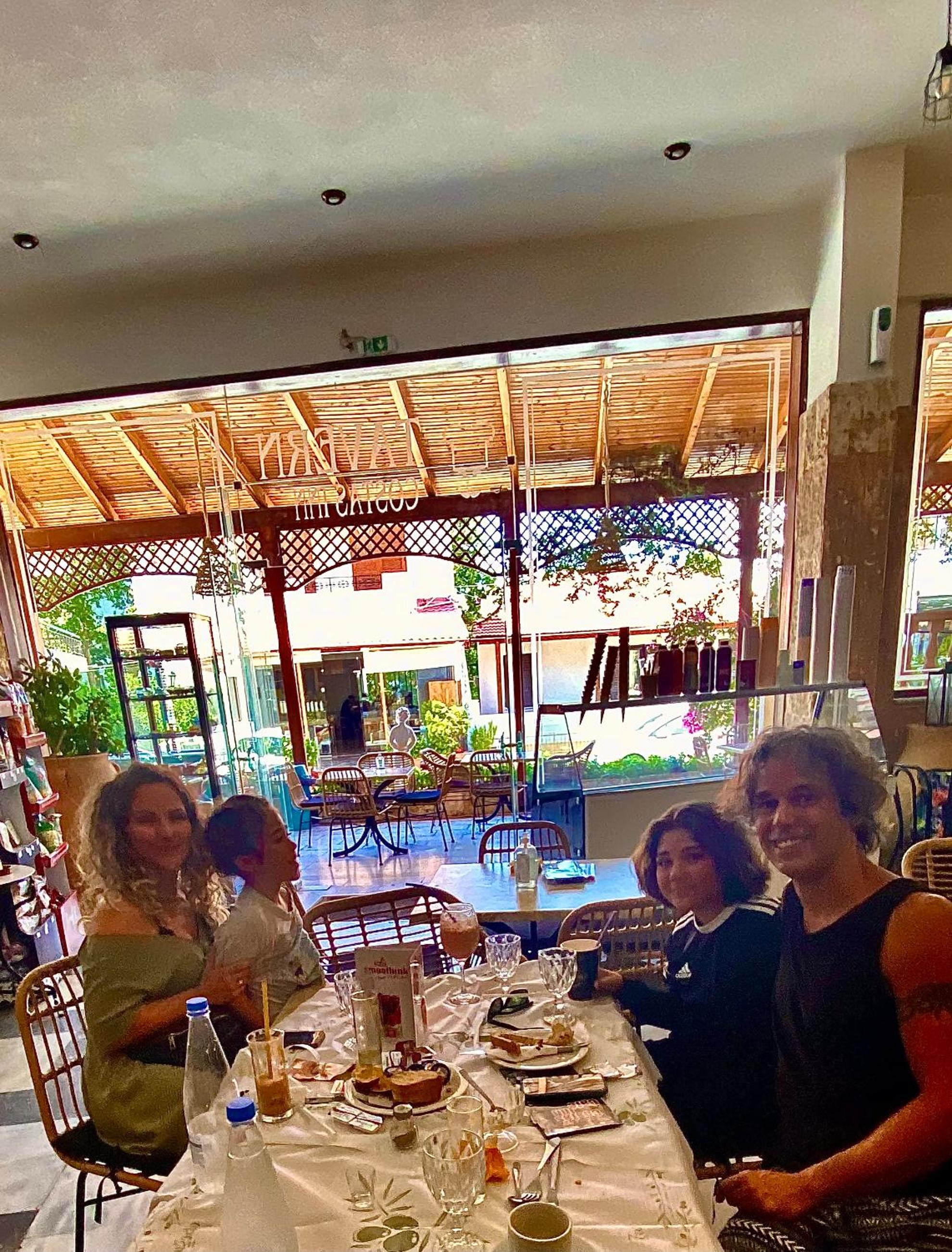 Costas Inn