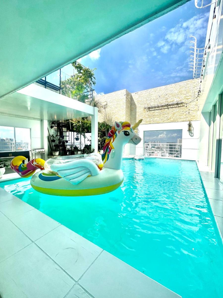 White Penthouse - Rooftop Pool Private - Central City