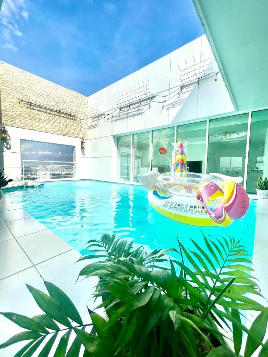 White Penthouse - Rooftop Pool Private - Central City