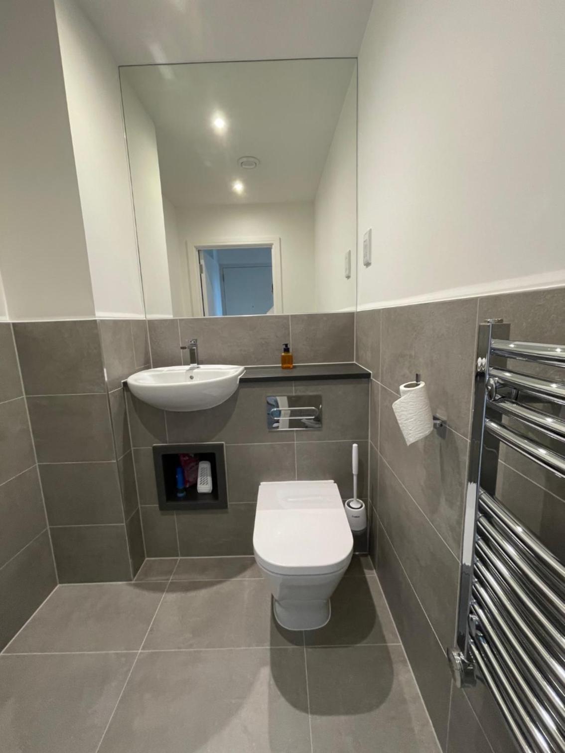 Modern Penthouse flat with Free Indoor Parking — bathroom