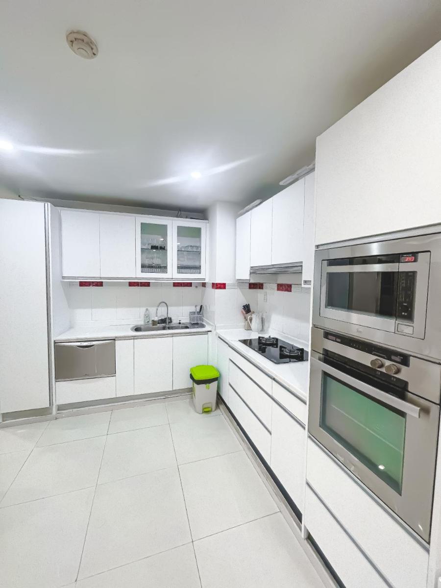 White Penthouse - Rooftop Pool Private - Central City