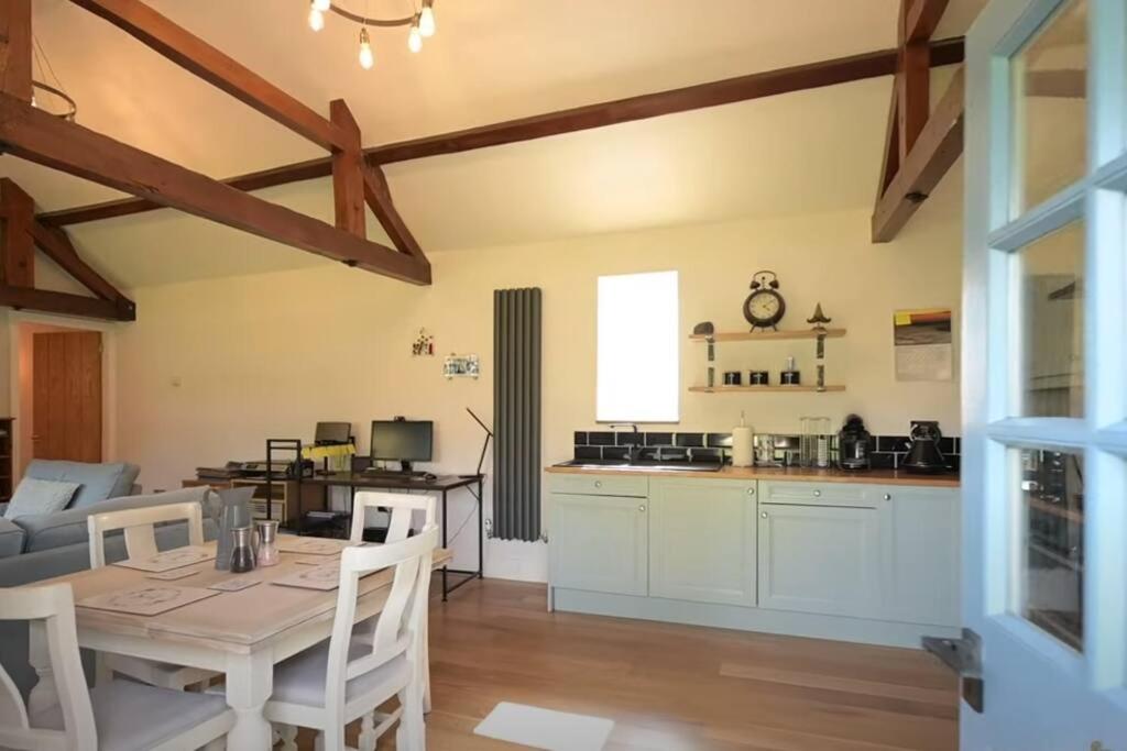 Beautiful 2 bed cottage picturesque tranquil setting view 4