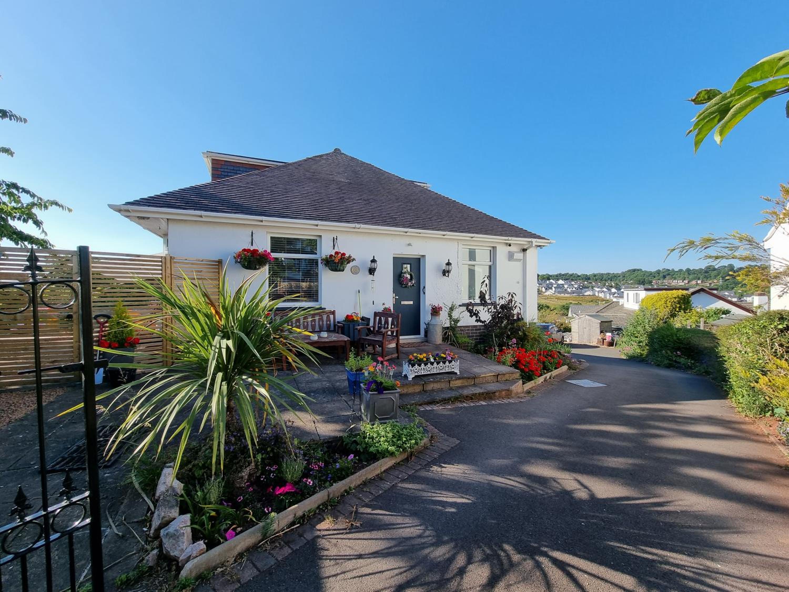 Lovely private studio room with own kitchen and bathroom. Set in the popular area of Shiphay in Torquay and only a short walk from Torbay Hospital view 3
