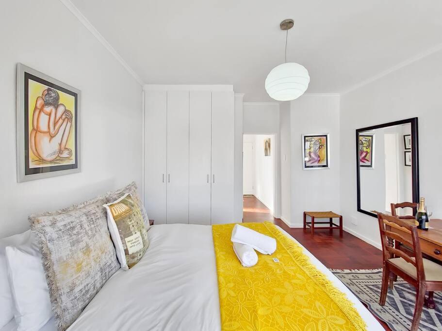 Studio Apartment in Three Anchor Bay view 2