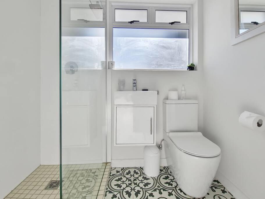 Studio Apartment in Three Anchor Bay view 3