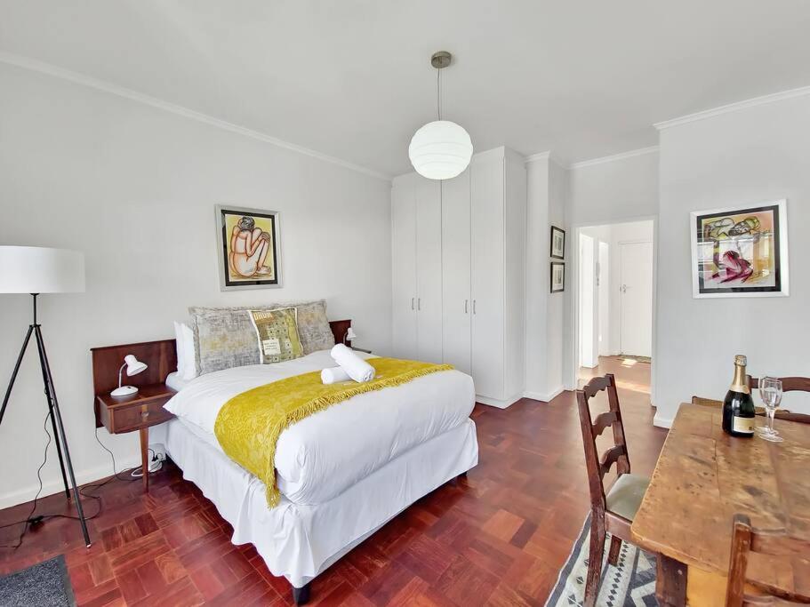 Studio Apartment in Three Anchor Bay view 4