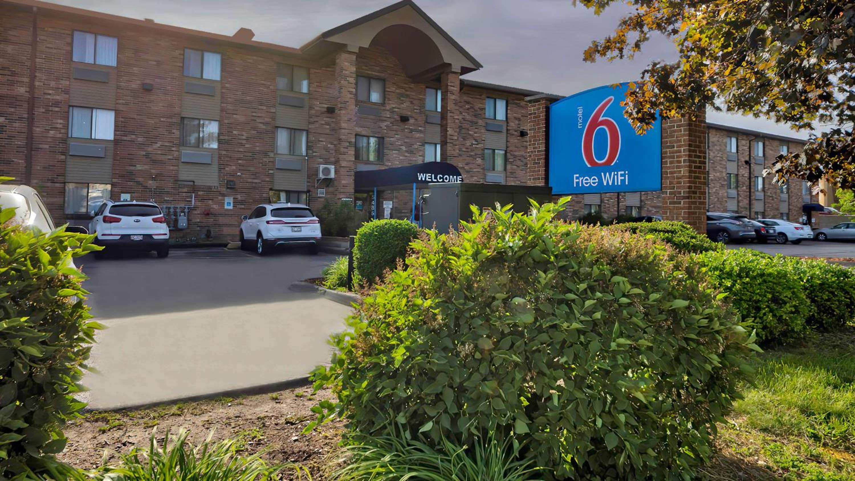 Milwaukee Vacations - Motel 6-Milwaukee, WI - Glendale - Property Image 1